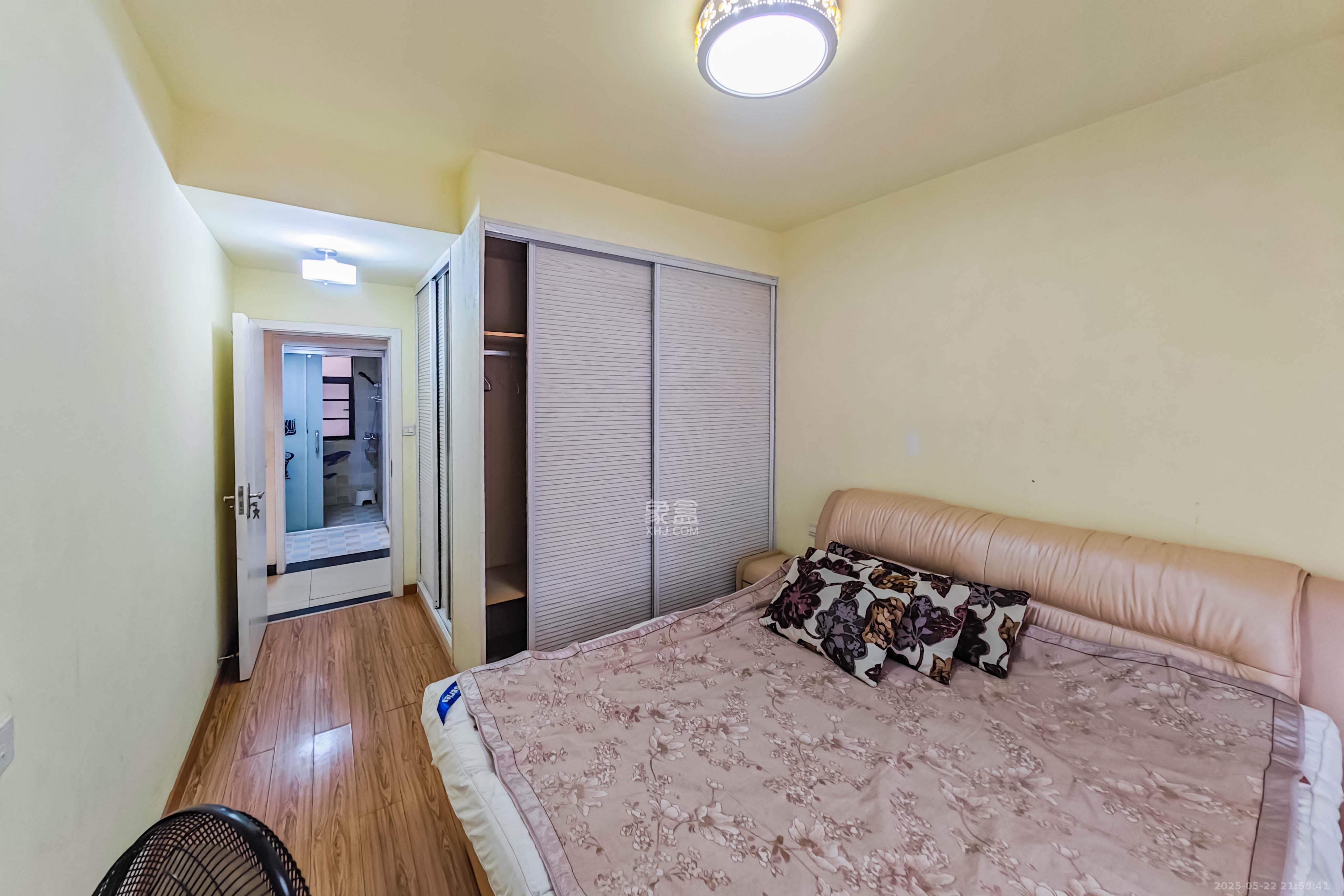 香樟兰亭(朗峰苑) 4室2厅1卫 82.0万 香樟兰亭(朗峰苑) 4室2厅1卫 82.0万卧室