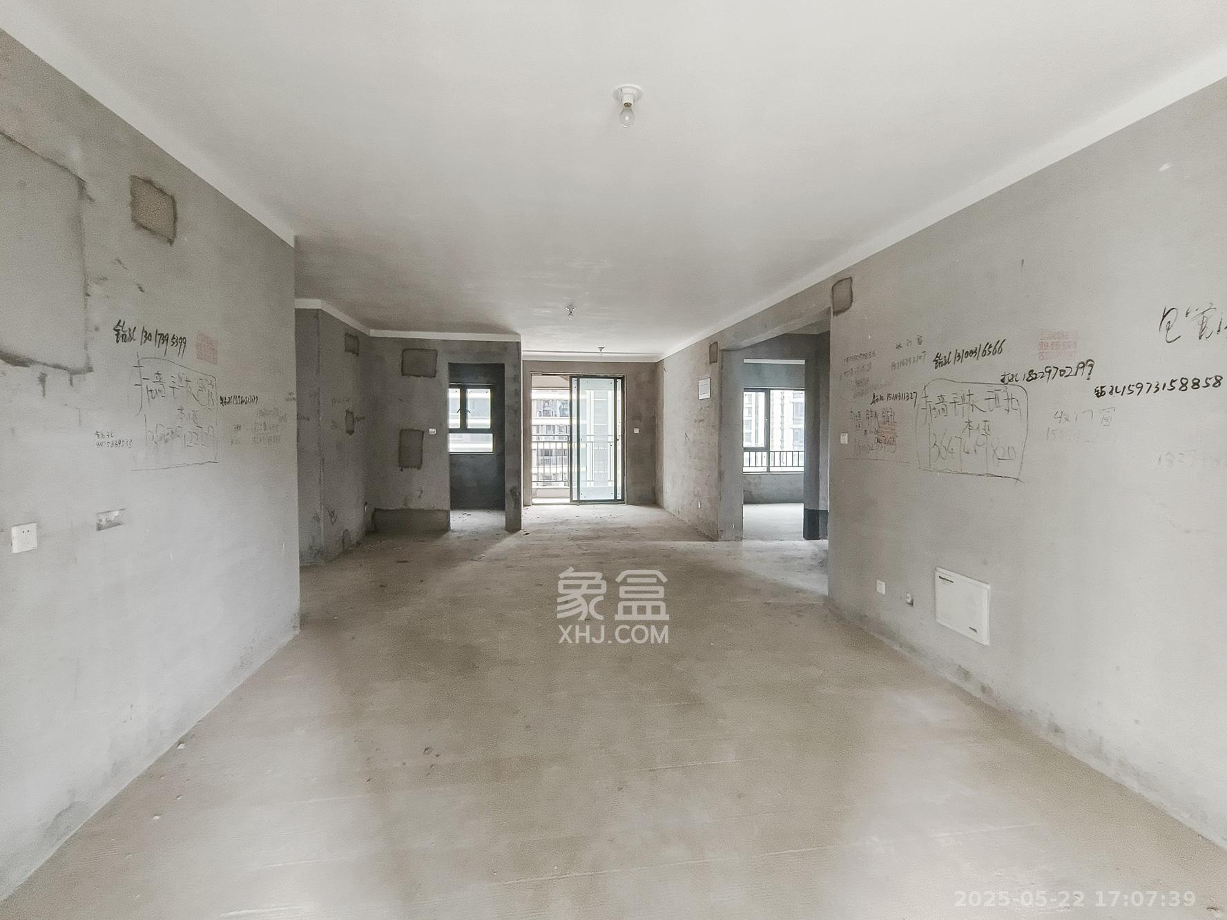 荣盛城 4室2厅1卫 86.0万 荣盛城 4室2厅1卫 86.0万客厅