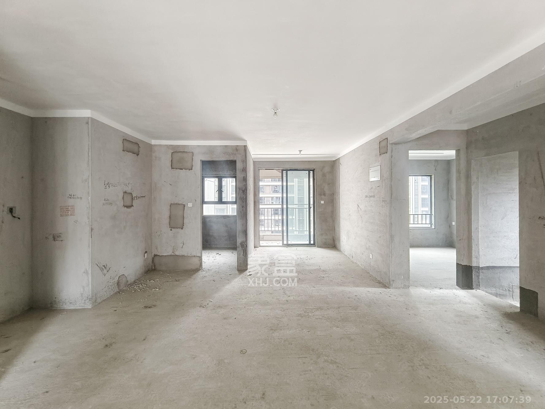 荣盛城 4室2厅1卫 86.0万 荣盛城 4室2厅1卫 86.0万客厅