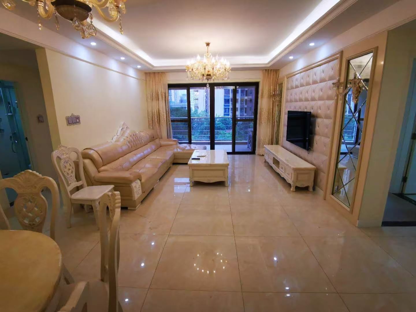 滨江海岸一期 3室2厅2卫 225.0万 滨江海岸一期 3室2厅2卫 225.0万客厅