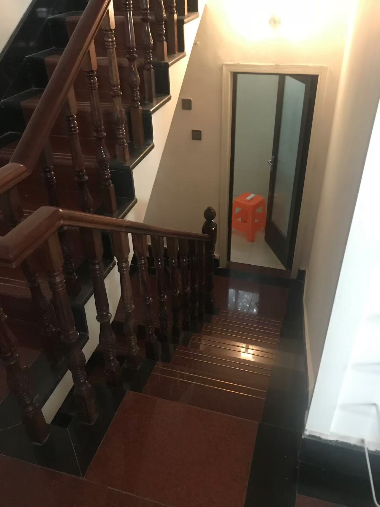 山水豪庭别墅  5室2厅3卫    280.0万 山水豪庭别墅  5室2厅3卫    280.0万客厅