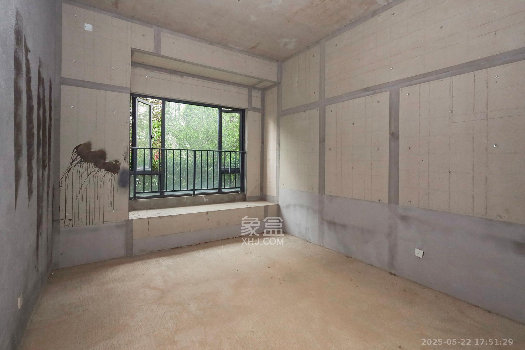 轨道中建麓江府  4室2厅2卫   185.00万卧室