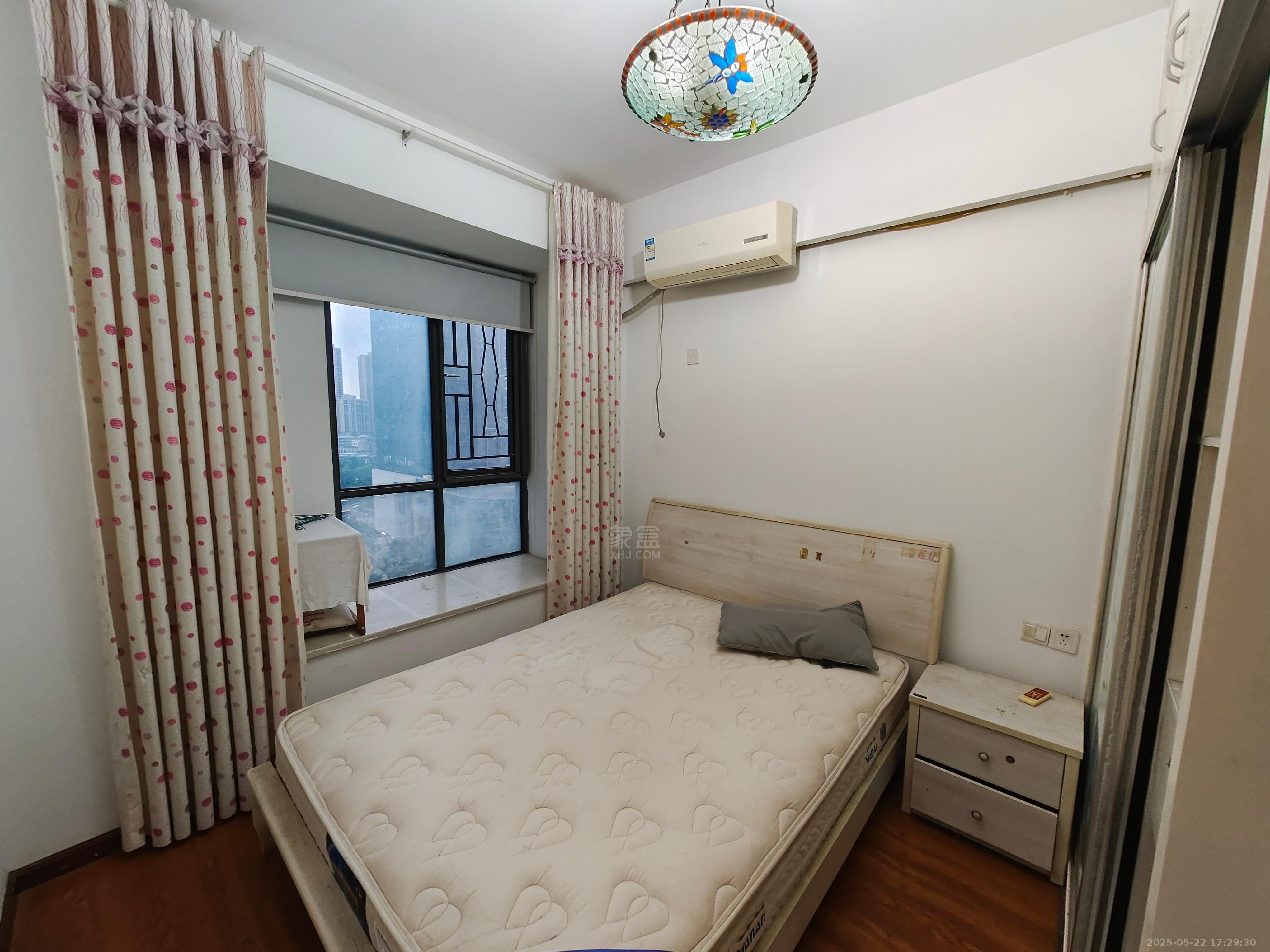 城市风景  3室2厅1卫   1800.00元/月室内图