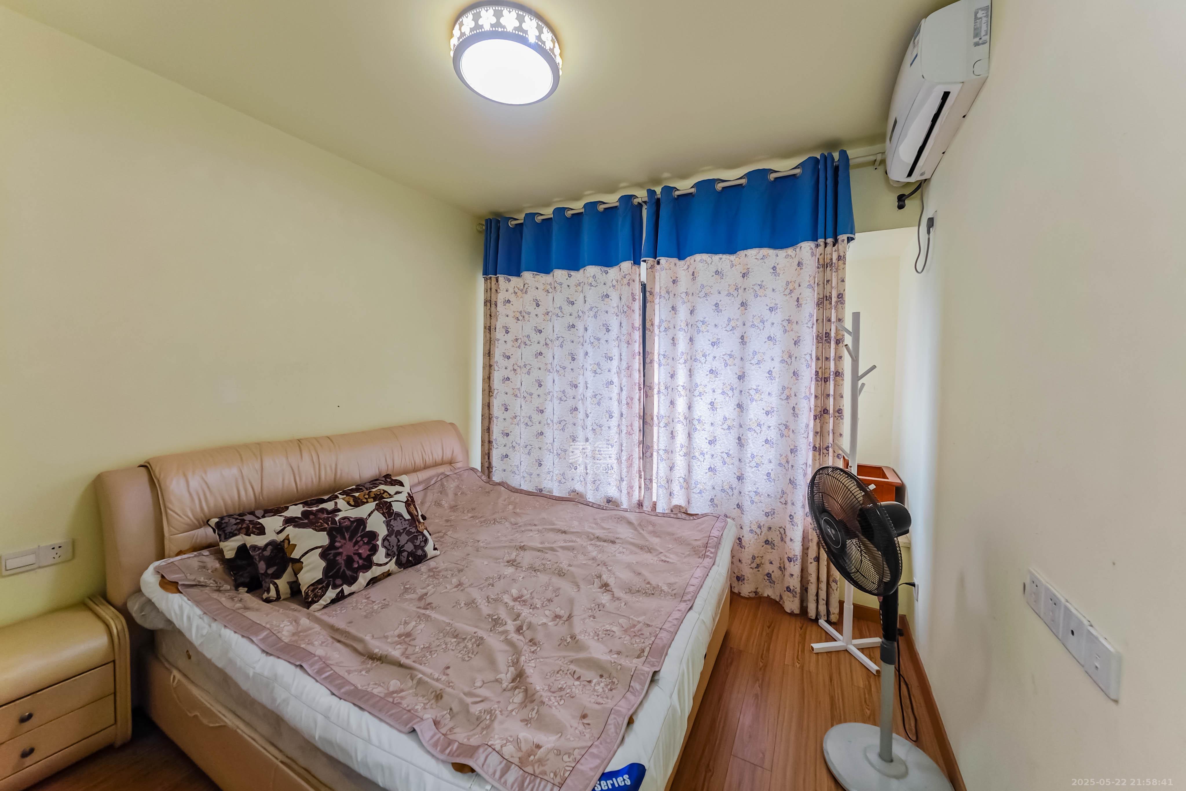 香樟兰亭(朗峰苑) 4室2厅1卫 82.0万 香樟兰亭(朗峰苑) 4室2厅1卫 82.0万卧室