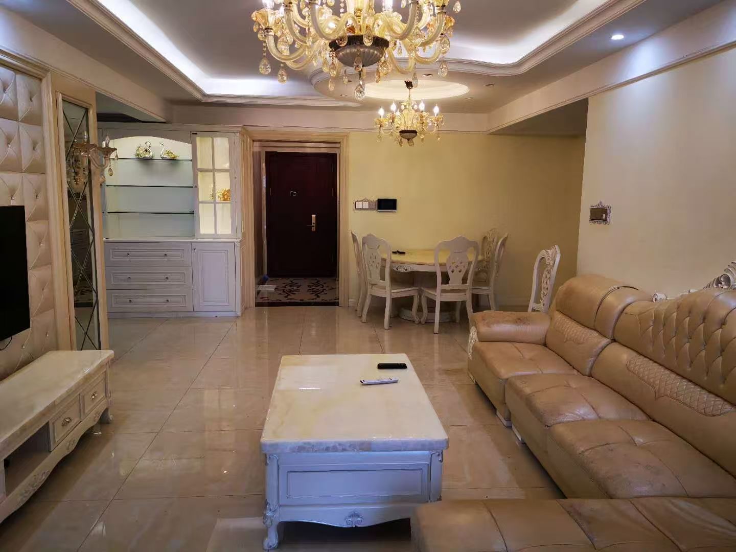 滨江海岸一期 3室2厅2卫 225.0万 滨江海岸一期 3室2厅2卫 225.0万客厅