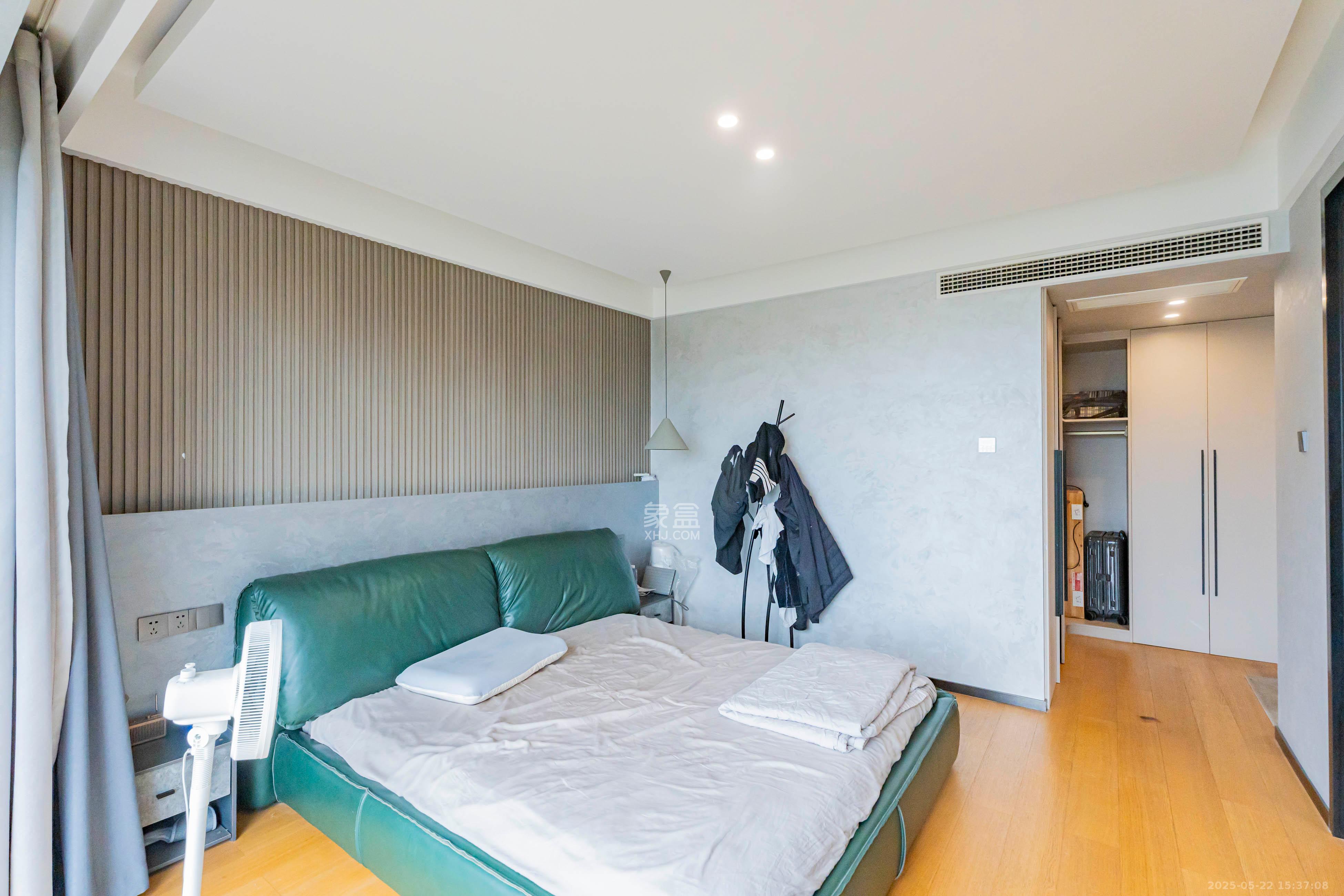 藏珑湖上国际花园  3室2厅1卫    208.0万 藏珑湖上国际花园  3室2厅1卫    208.0万卧室