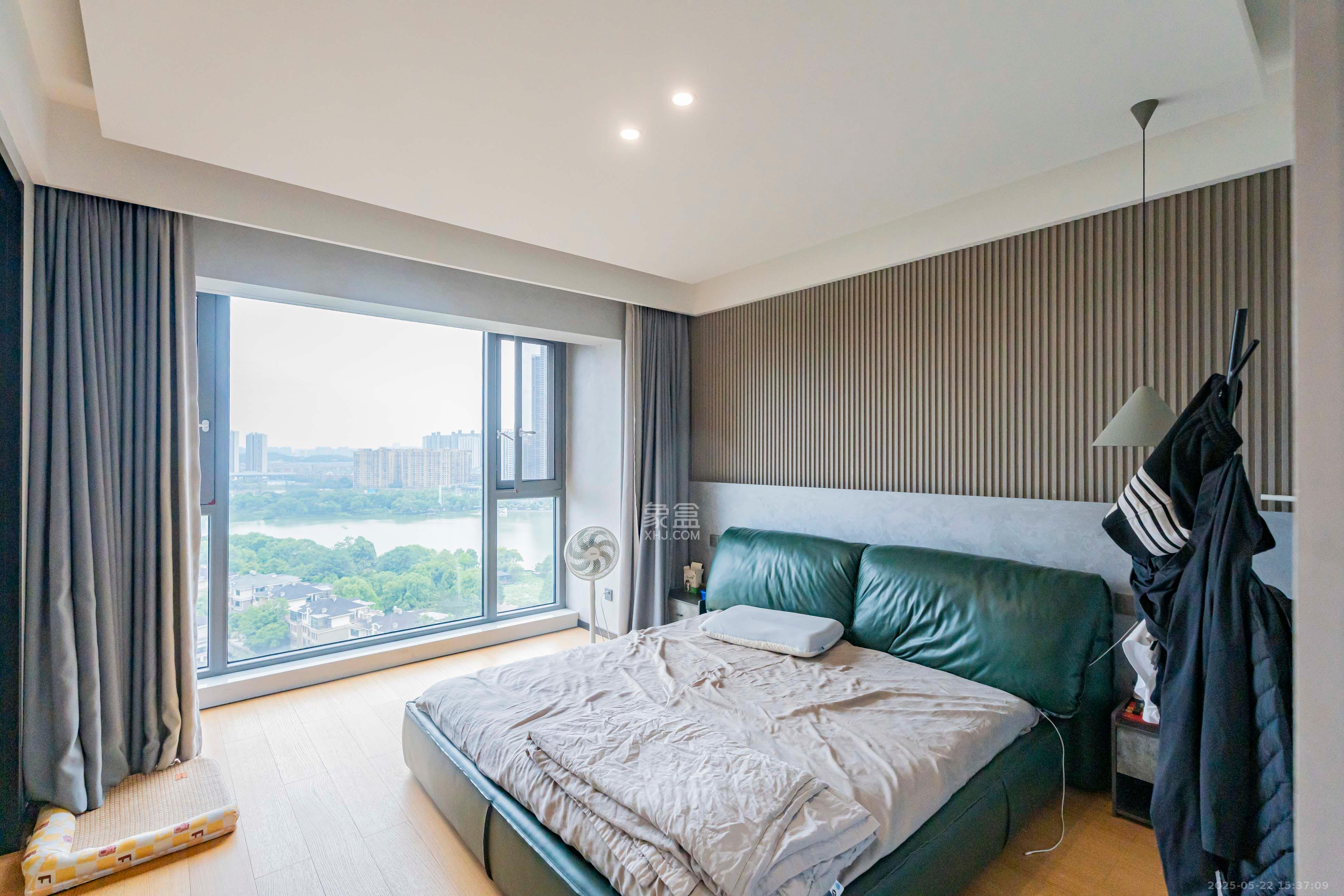 藏珑湖上国际花园  3室2厅1卫    208.0万 藏珑湖上国际花园  3室2厅1卫    208.0万卧室