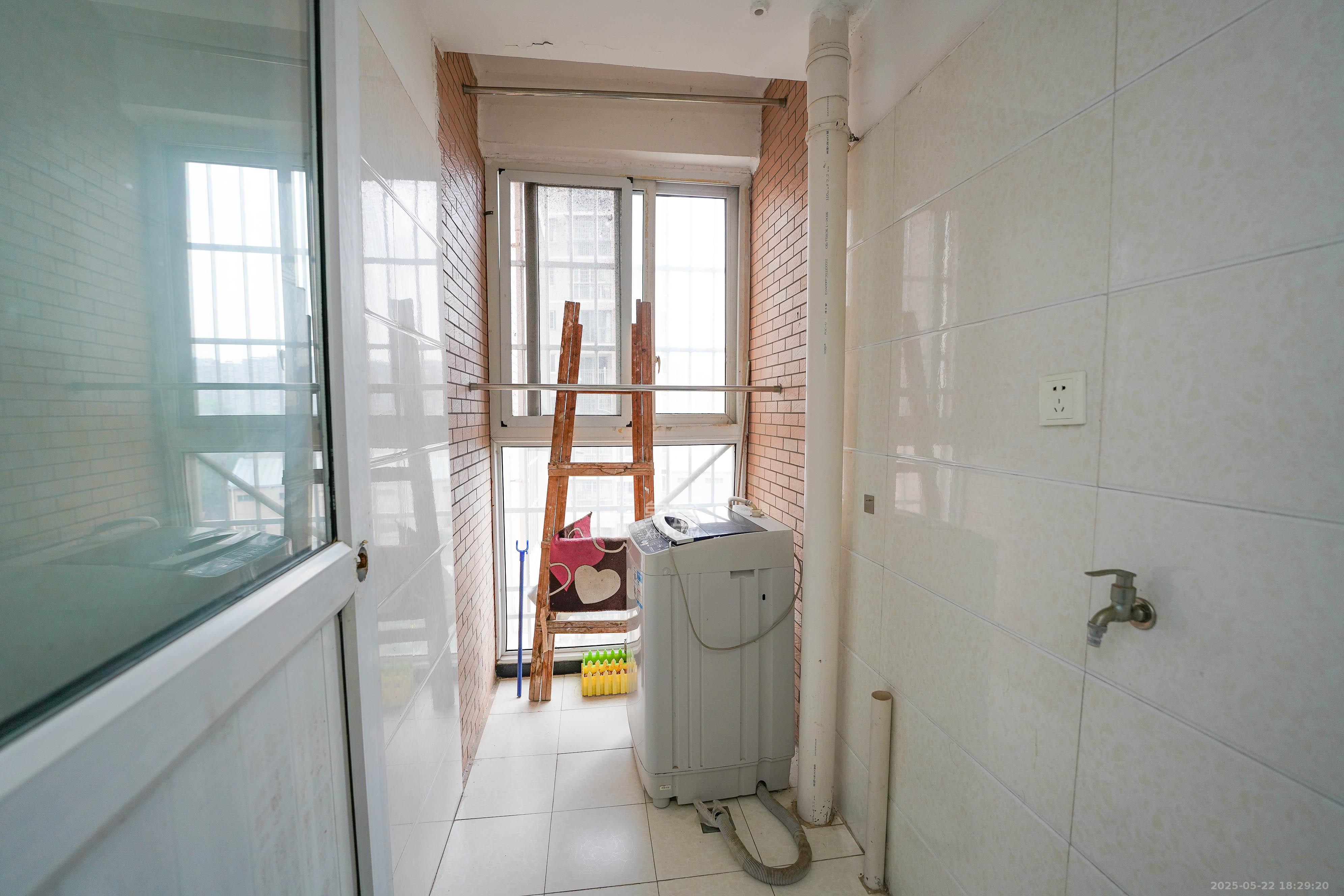 南郡雅园  2室2厅1卫    35.0万 南郡雅园  2室2厅1卫    35.0万阳台