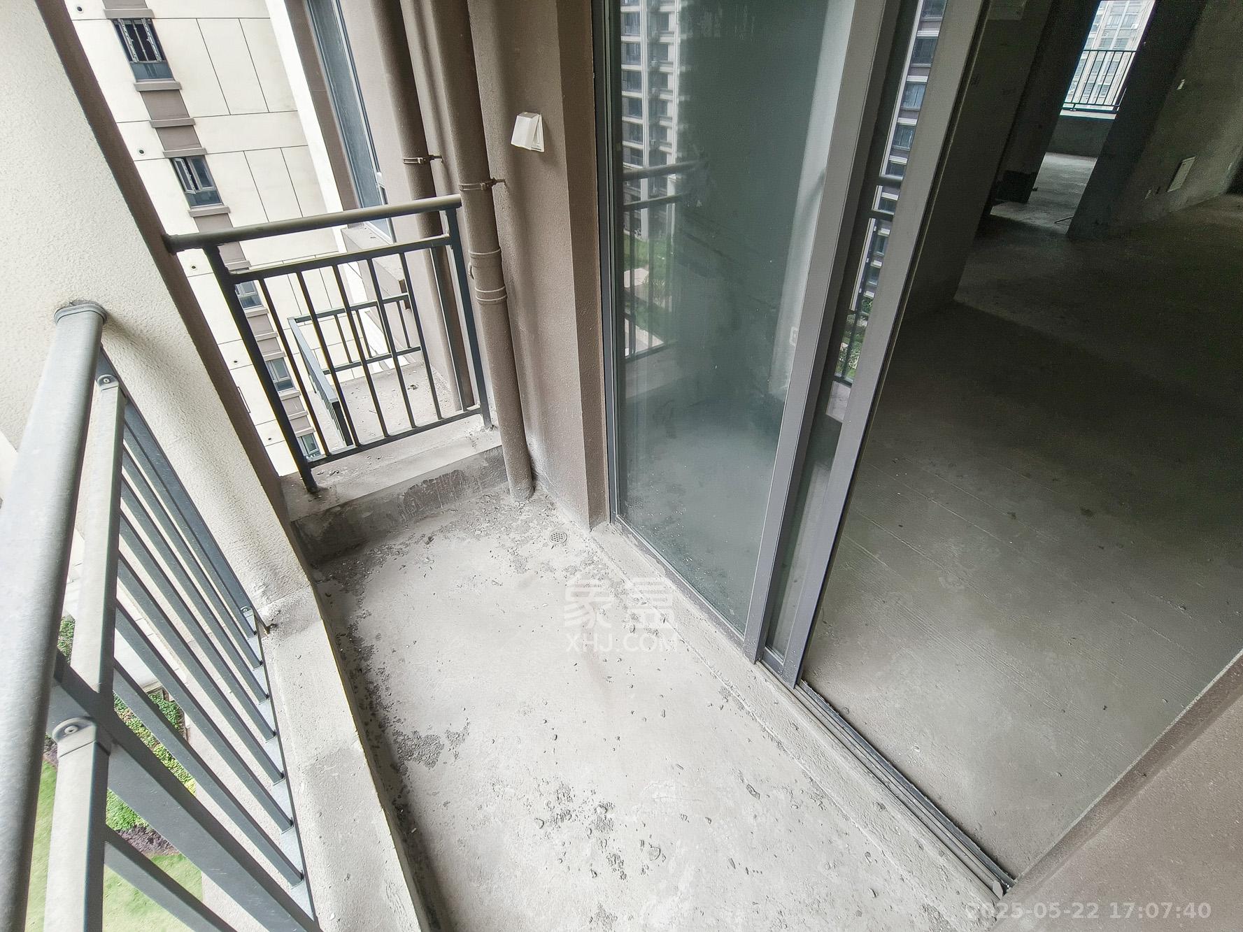 荣盛城 4室2厅1卫 86.0万 荣盛城 4室2厅1卫 86.0万阳台