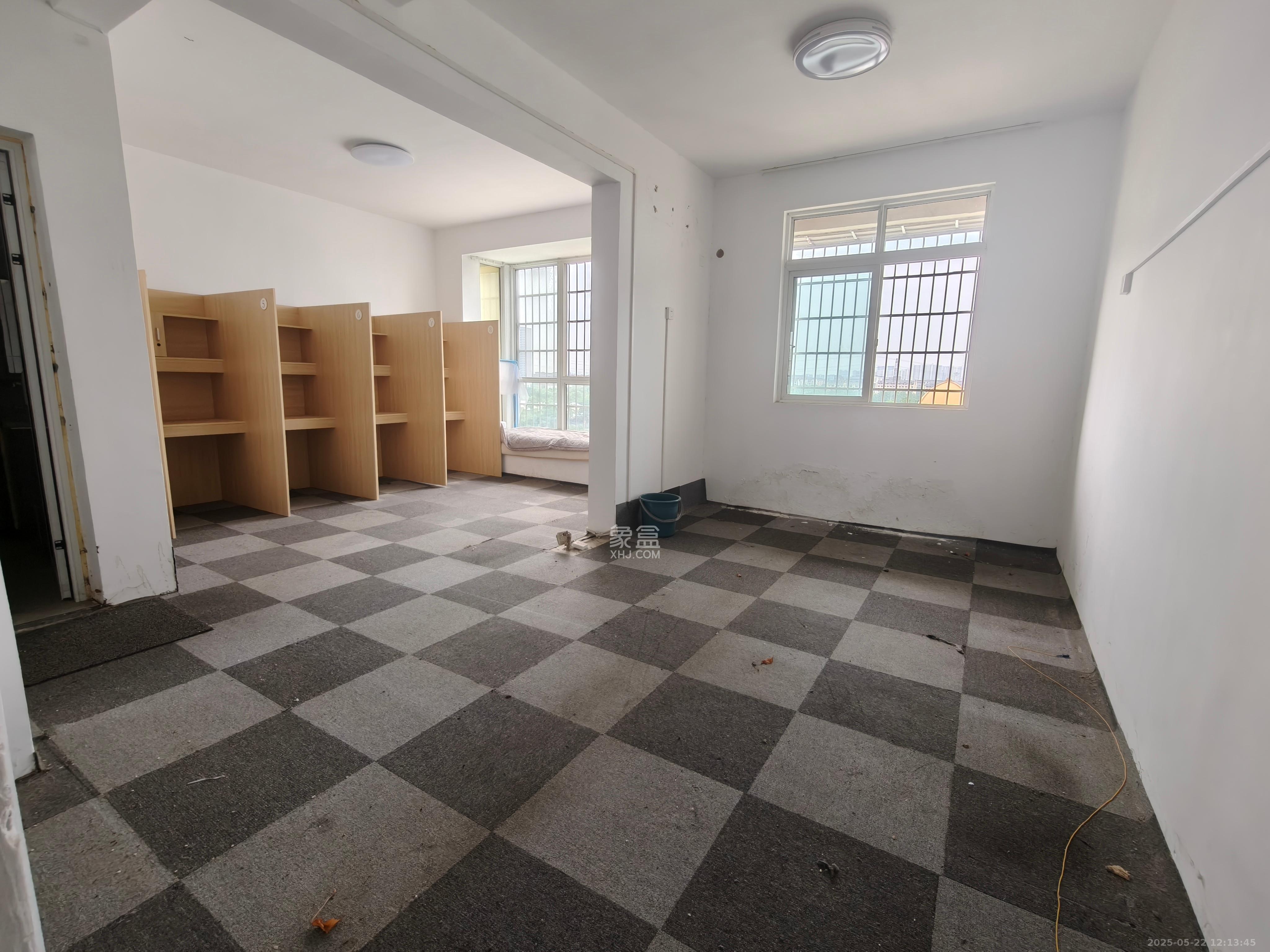 星城福邸(雄天朗郡)  4室2厅2卫    2000.0元/月 星城福邸(雄天朗郡)  4室2厅2卫    2000.0元/月室内图