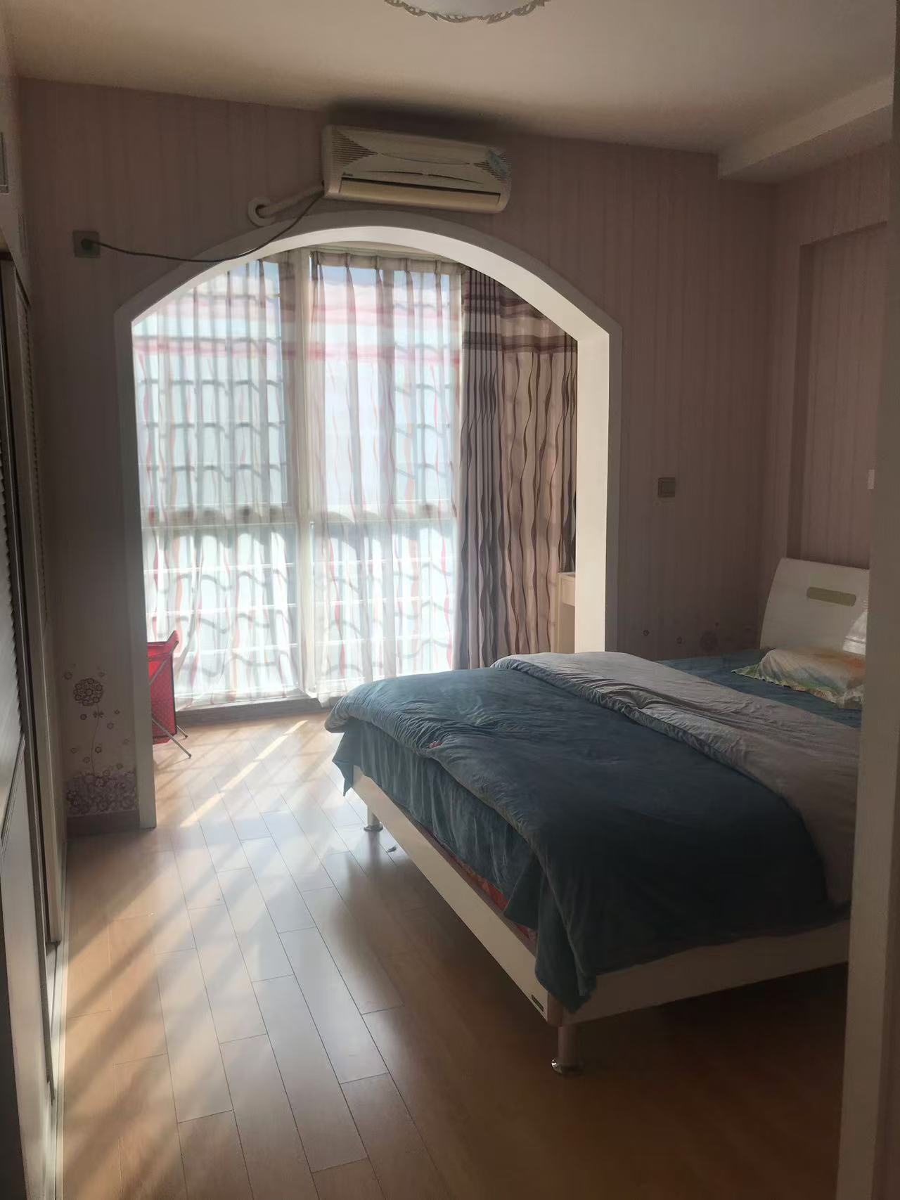 山水豪庭别墅  5室2厅3卫    280.0万 山水豪庭别墅  5室2厅3卫    280.0万客厅