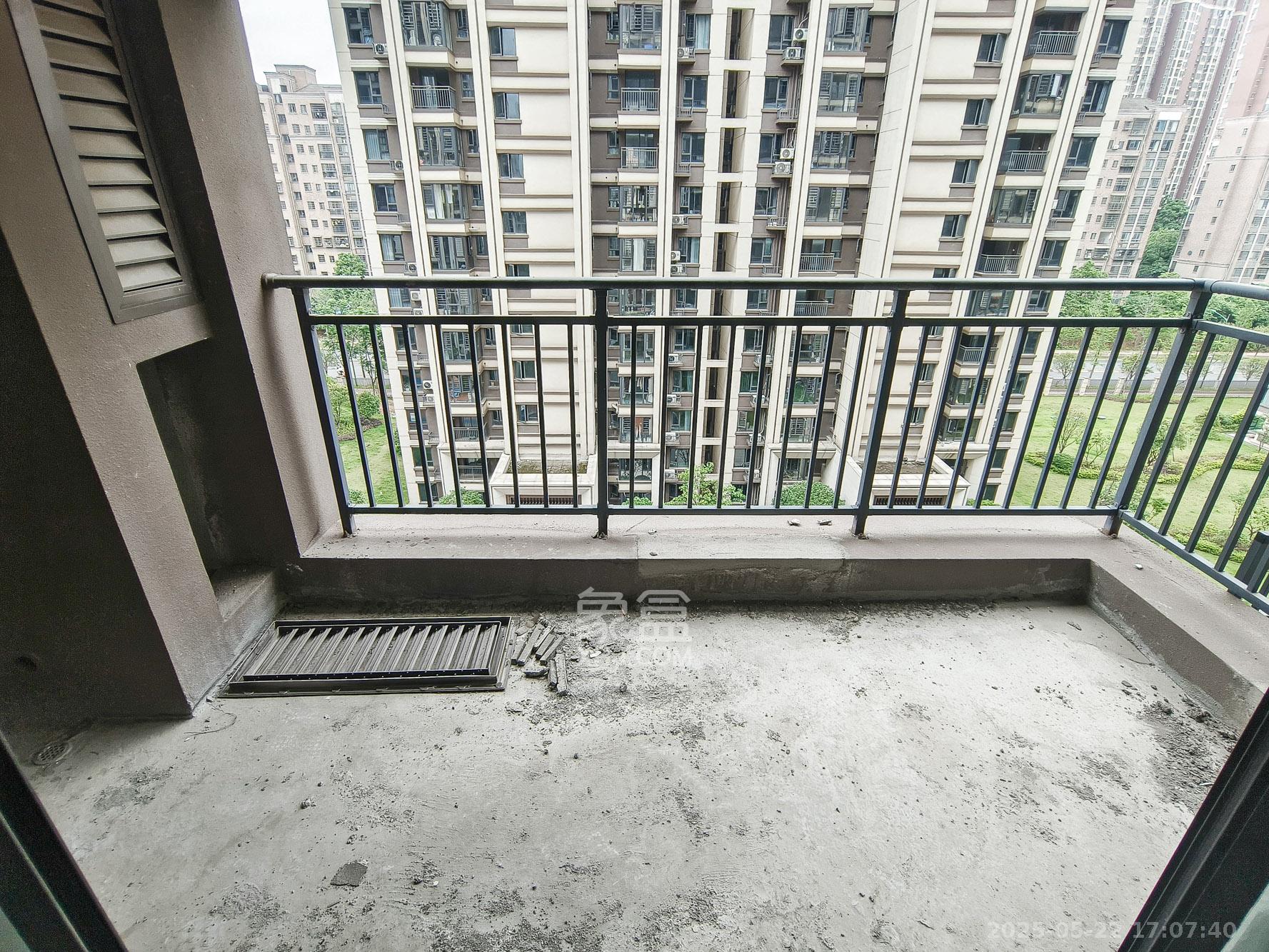 荣盛城 4室2厅1卫 86.0万 荣盛城 4室2厅1卫 86.0万阳台