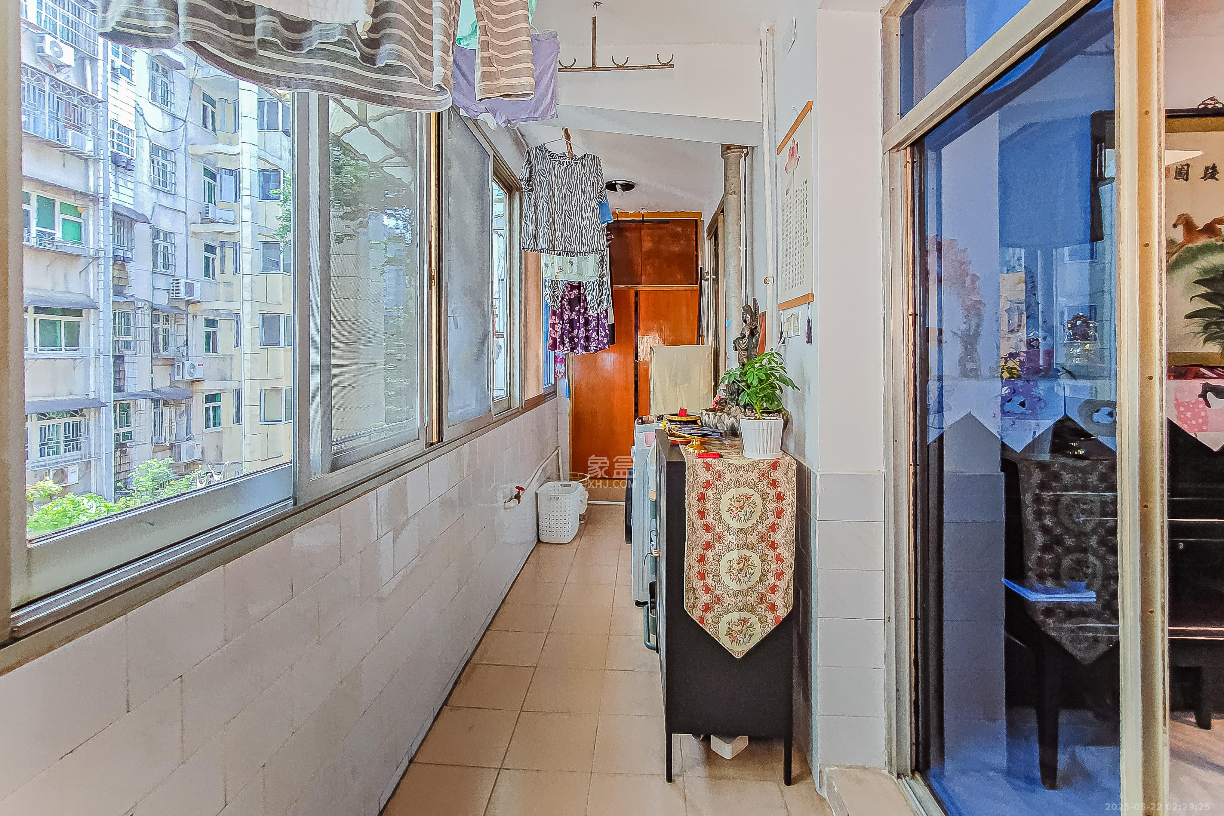 湖南石油化学工业局小区（侯家塘化工厅）  3室2厅1卫   102.00万阳台