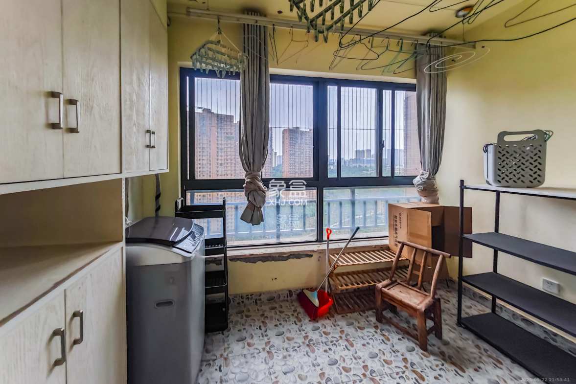 香樟兰亭(朗峰苑) 4室2厅1卫 82.0万 香樟兰亭(朗峰苑) 4室2厅1卫 82.0万阳台