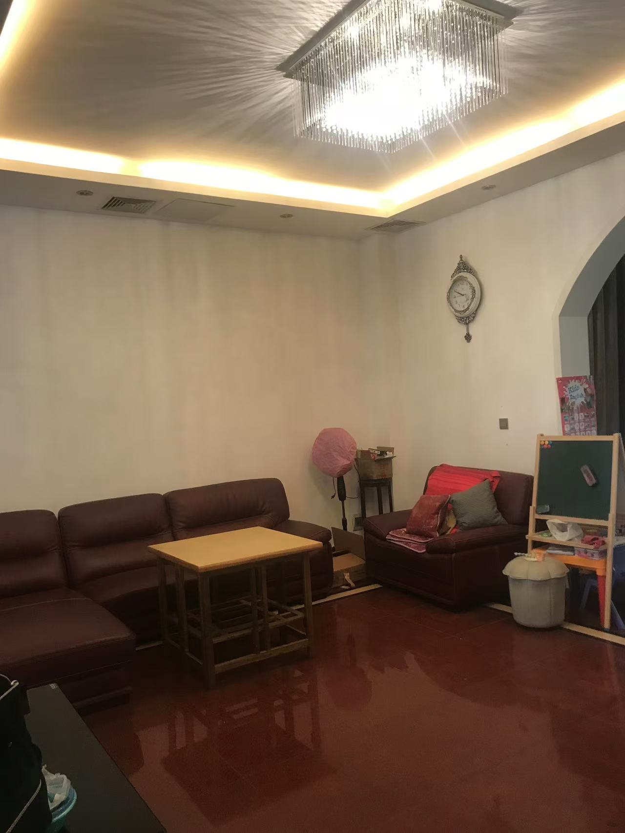 山水豪庭别墅  5室2厅3卫    280.0万 山水豪庭别墅  5室2厅3卫    280.0万客厅