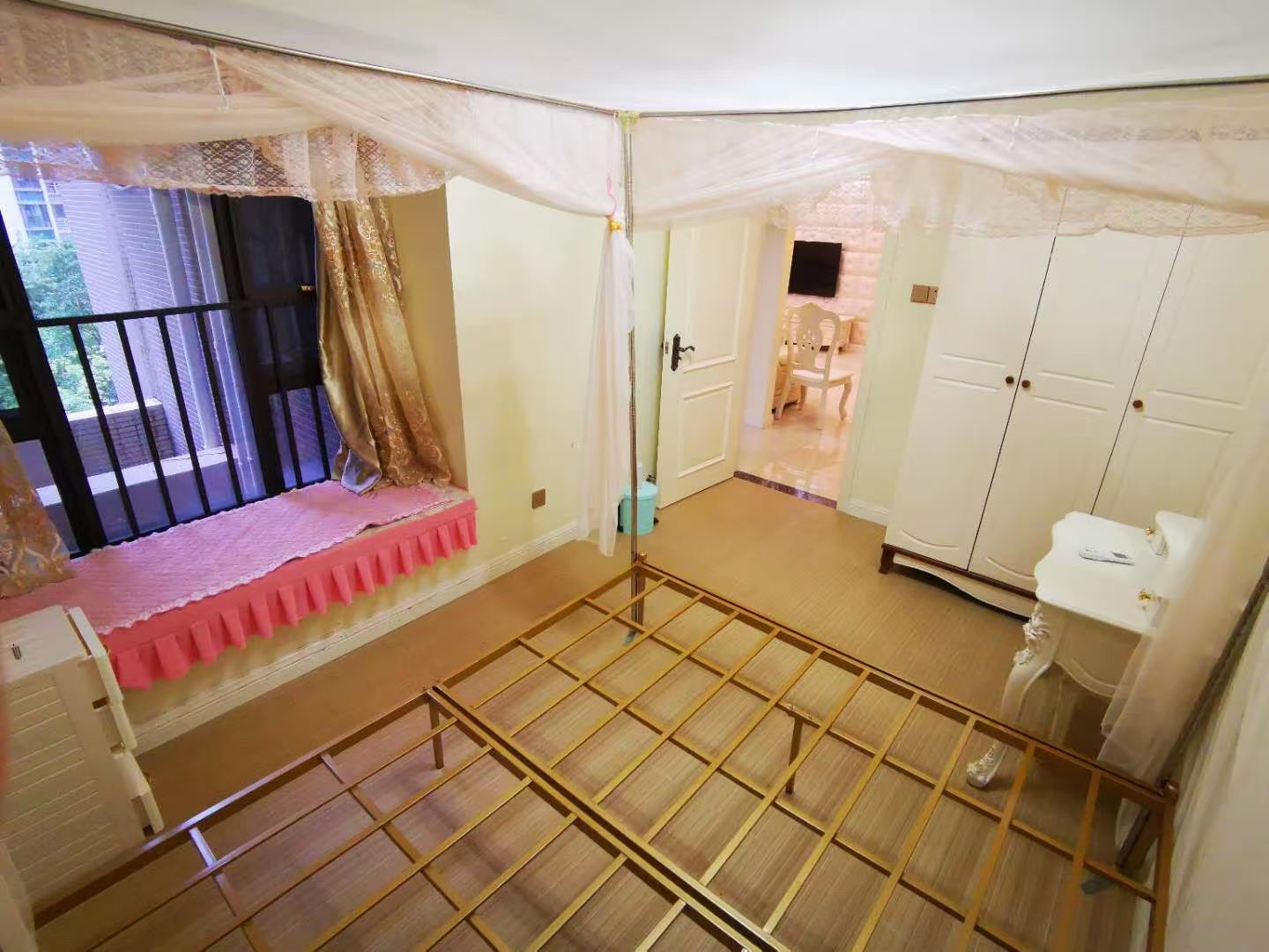 滨江海岸一期 3室2厅2卫 225.0万 滨江海岸一期 3室2厅2卫 225.0万客厅