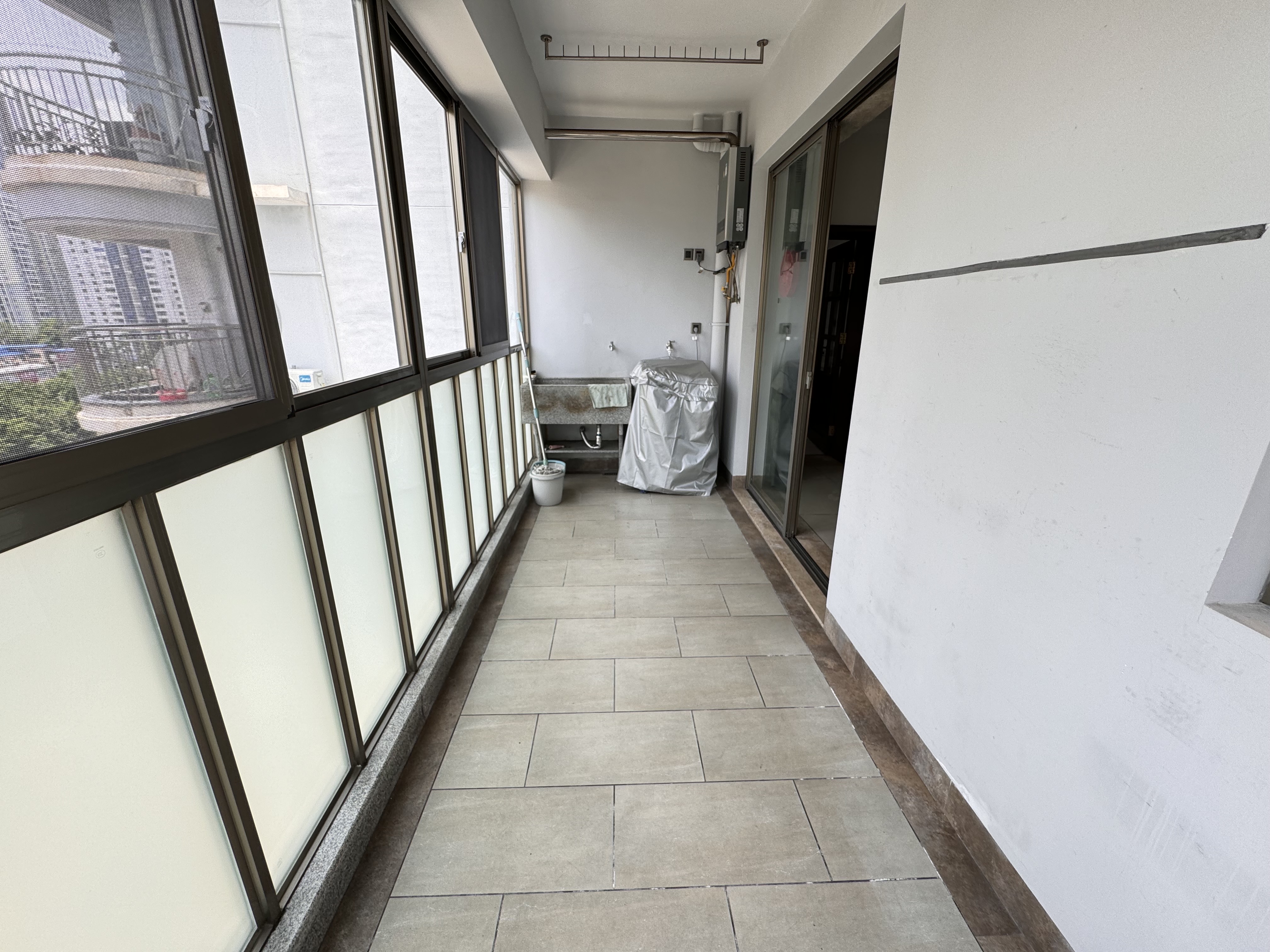 惠富达公寓  3室2厅2卫   185.00万客厅