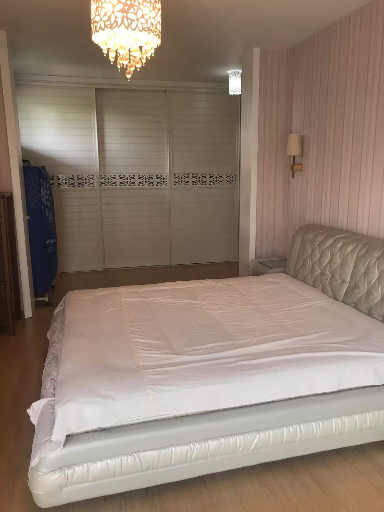 山水豪庭别墅  5室2厅3卫    280.0万 山水豪庭别墅  5室2厅3卫    280.0万客厅