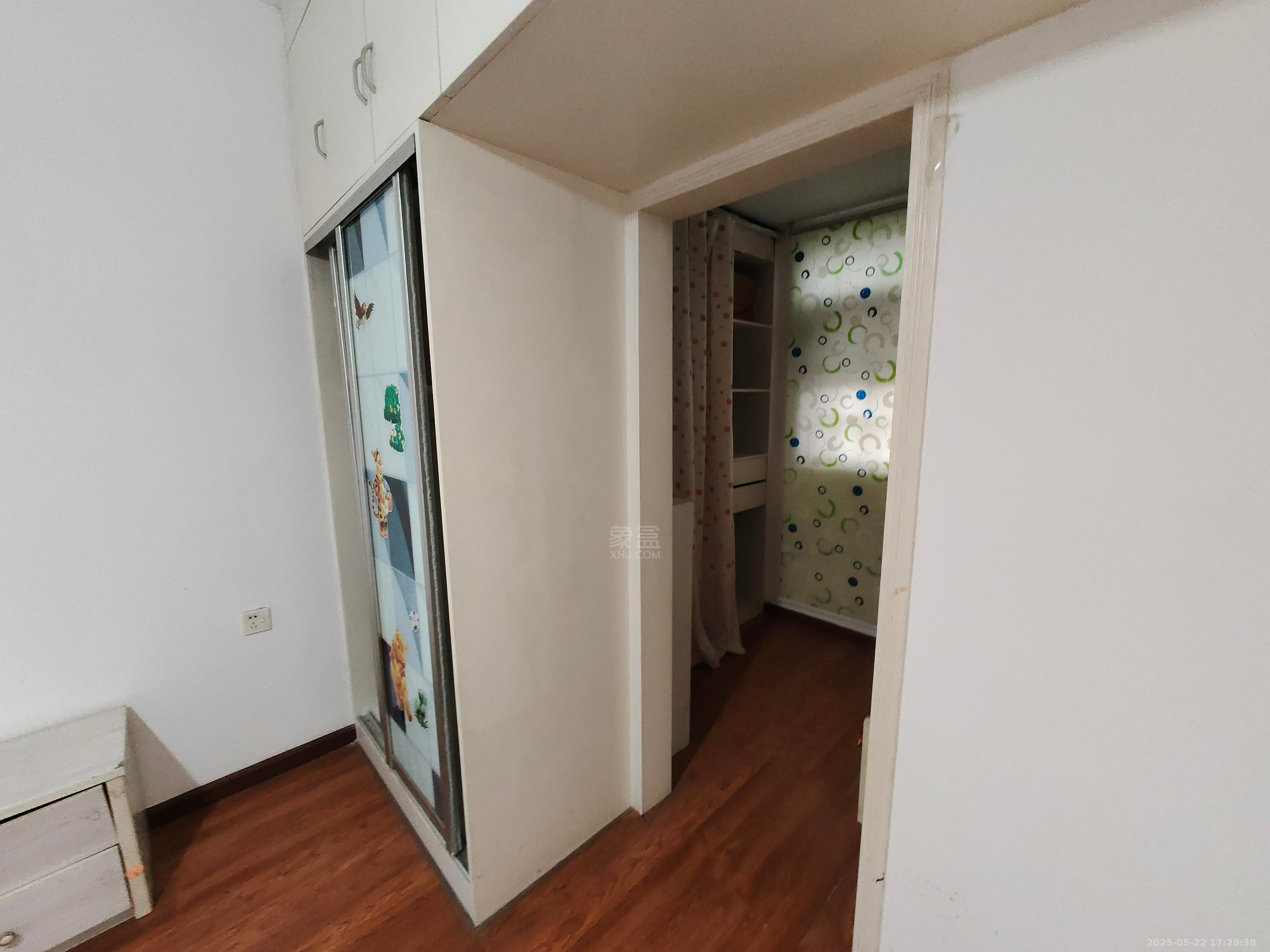 城市风景  3室2厅1卫   1800.00元/月室内图