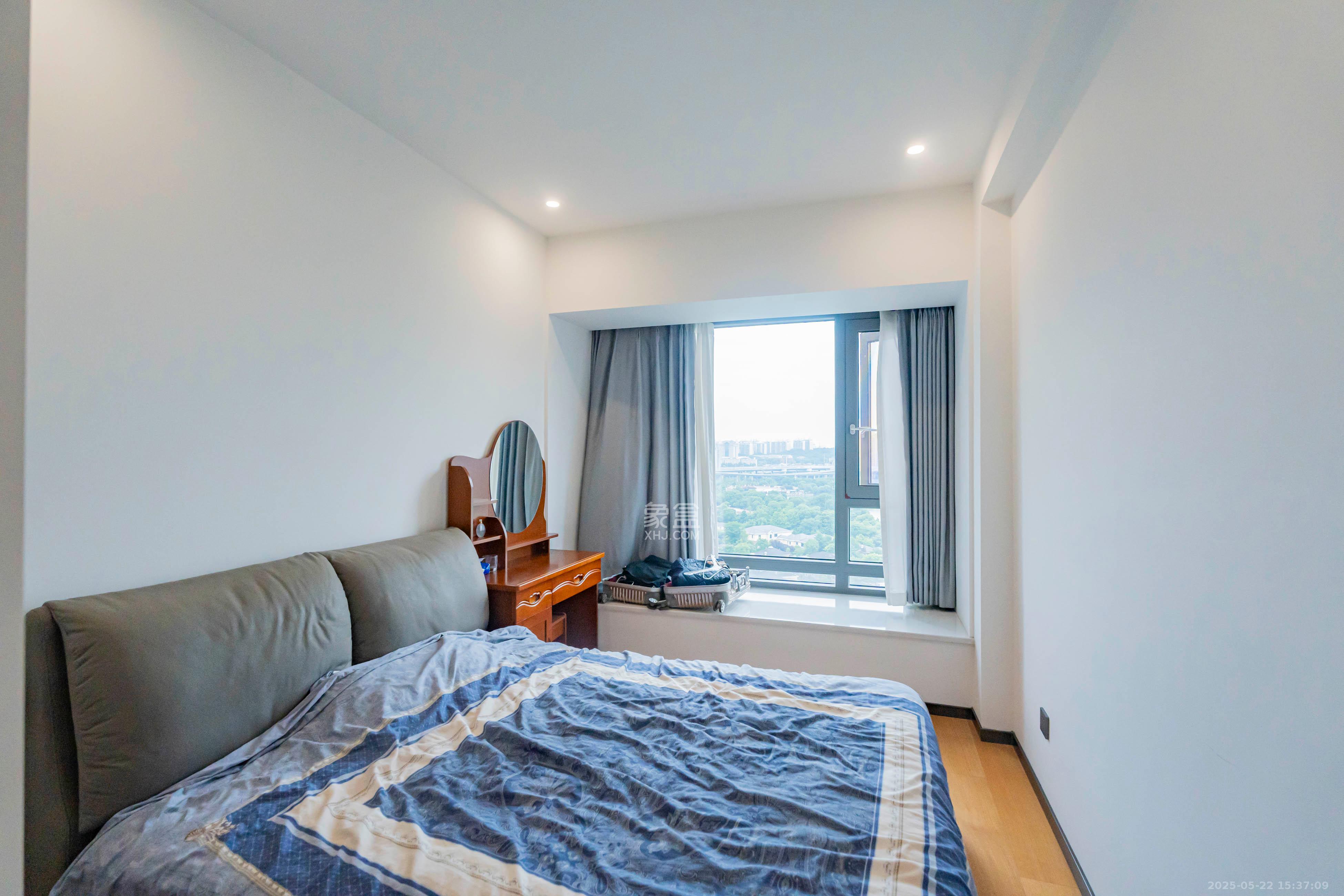 藏珑湖上国际花园  3室2厅1卫    208.0万 藏珑湖上国际花园  3室2厅1卫    208.0万卧室