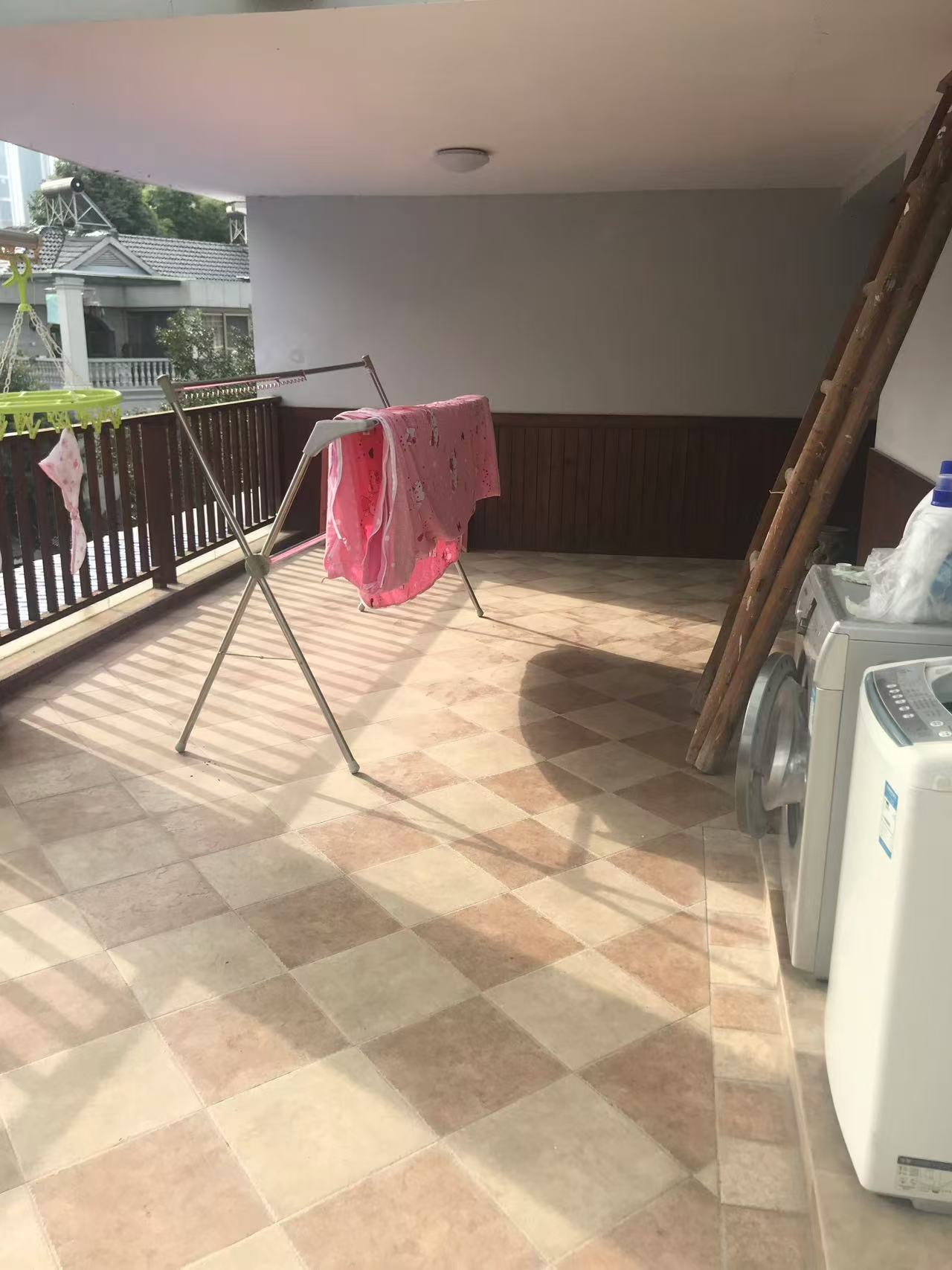 山水豪庭别墅  5室2厅3卫    280.0万 山水豪庭别墅  5室2厅3卫    280.0万客厅