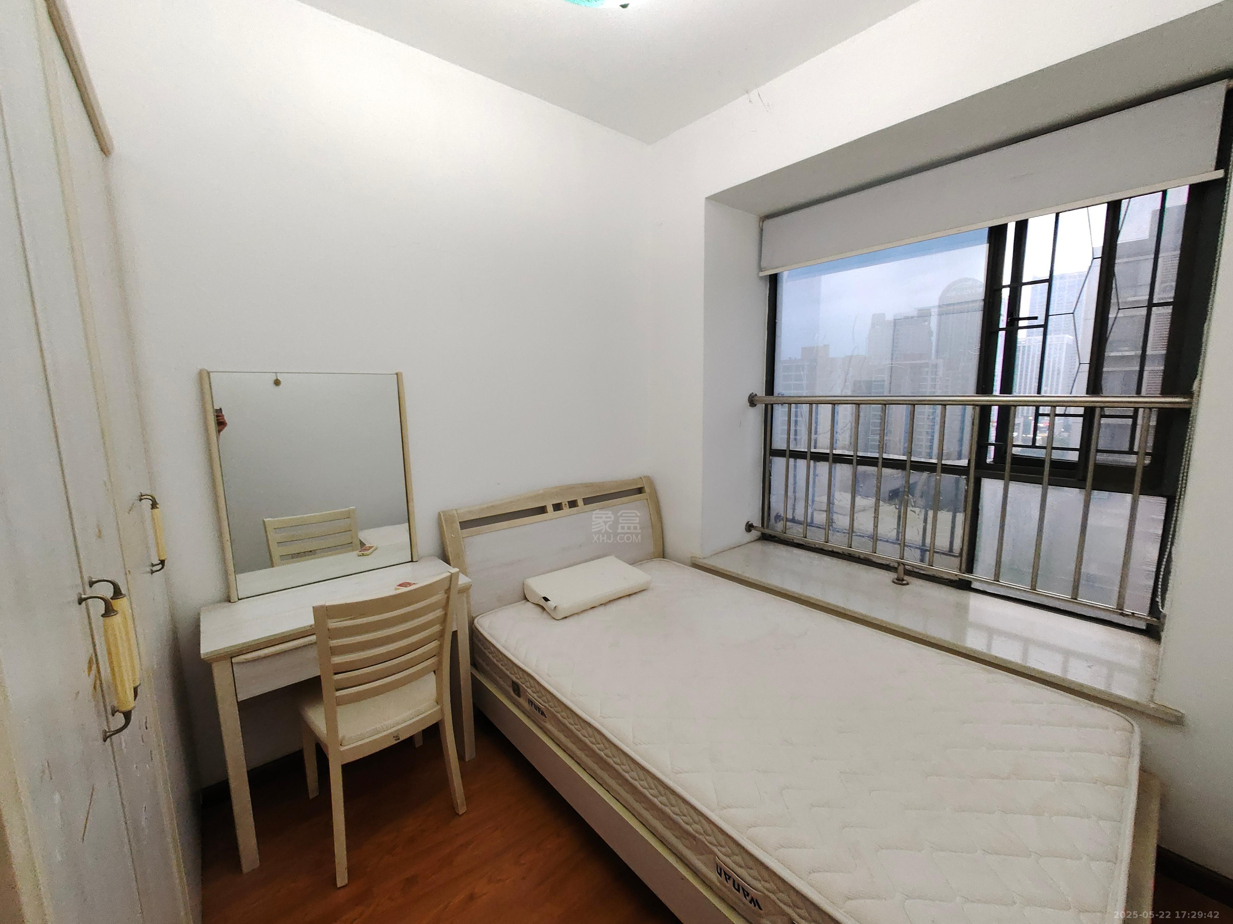 城市风景  3室2厅1卫   1800.00元/月室内图