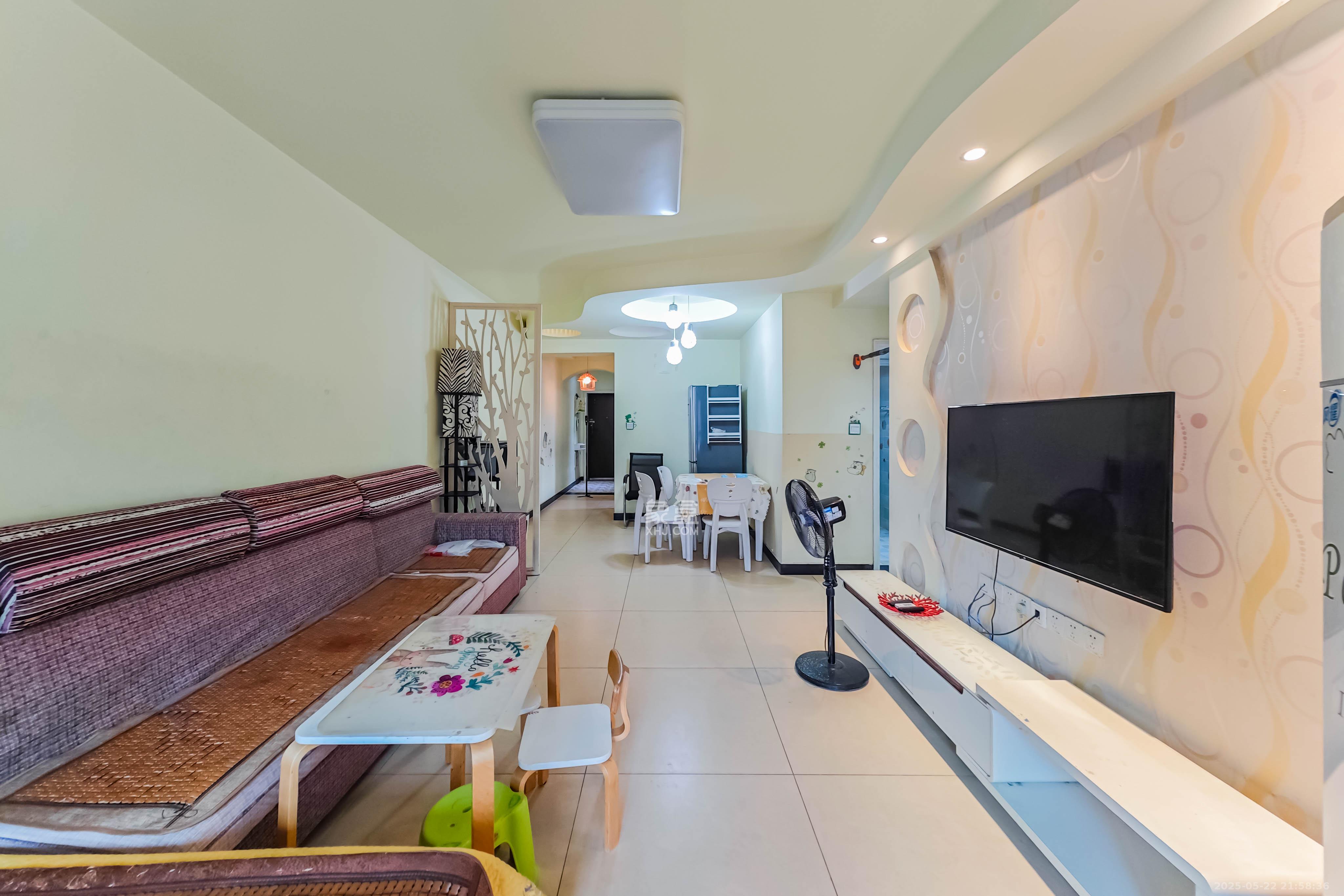 香樟兰亭(朗峰苑) 4室2厅1卫 82.0万 香樟兰亭(朗峰苑) 4室2厅1卫 82.0万客厅