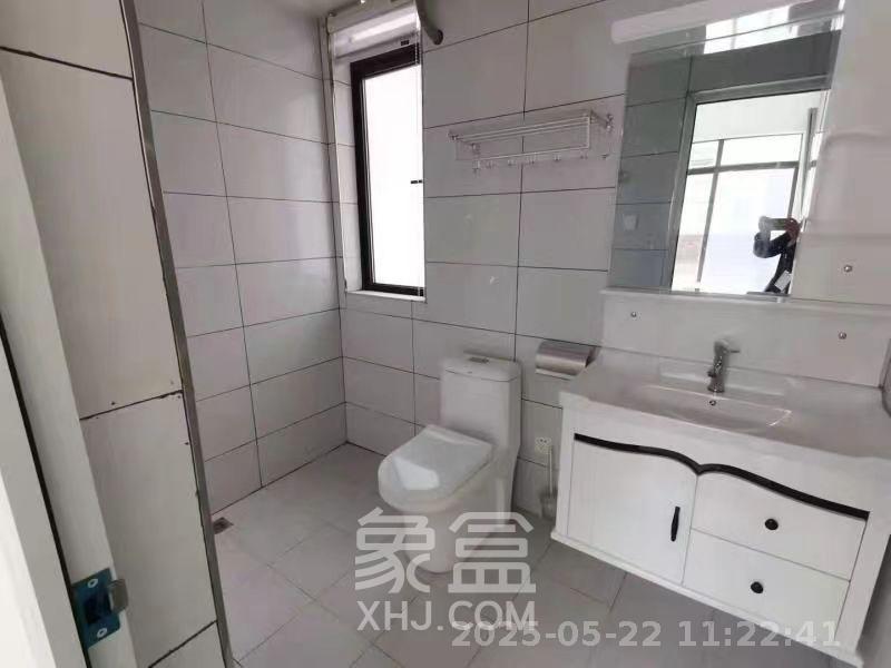 绿地海外滩一期  3室2厅2卫   2300.00元/月室内图