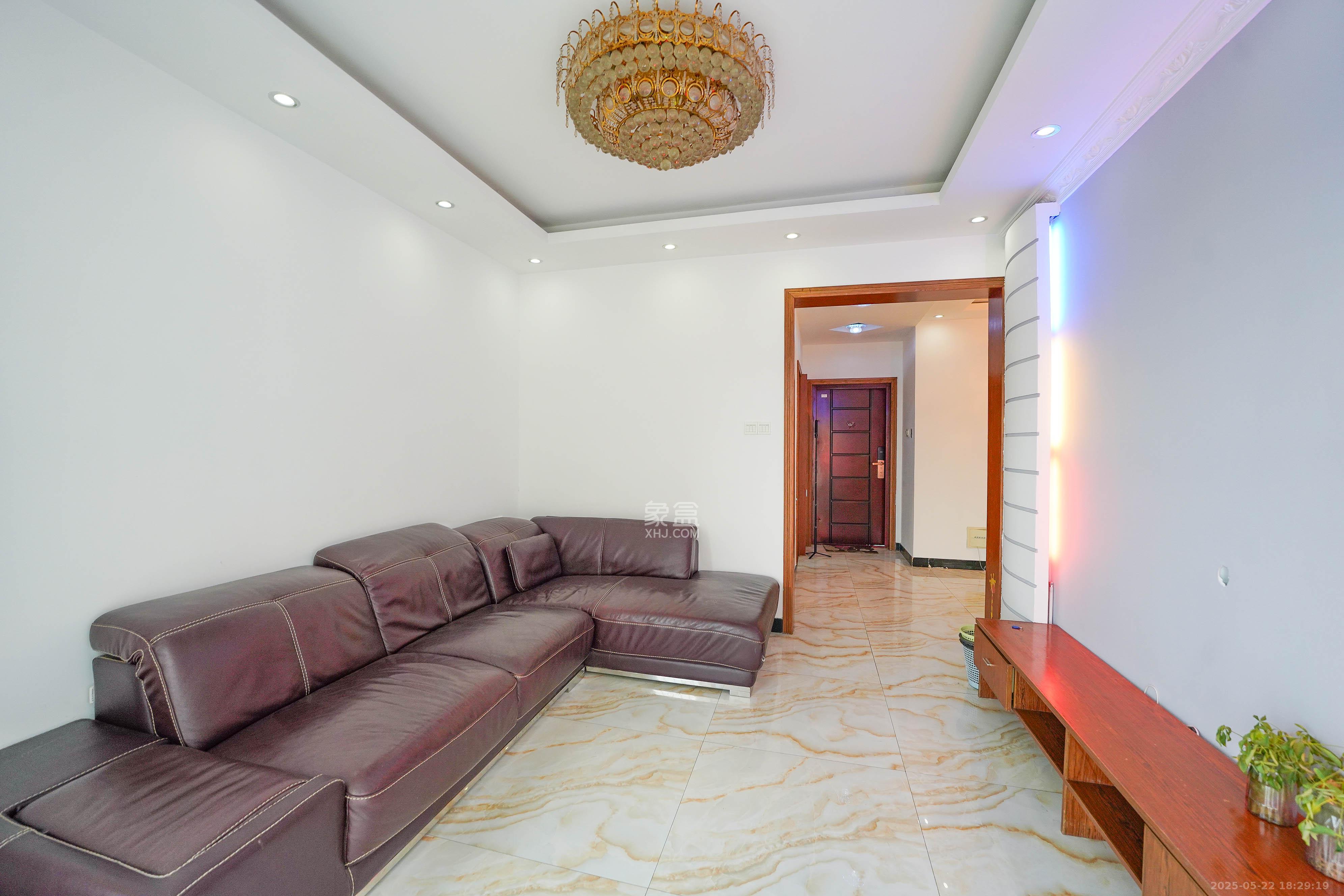 南郡雅园  2室2厅1卫    35.0万 南郡雅园  2室2厅1卫    35.0万客厅