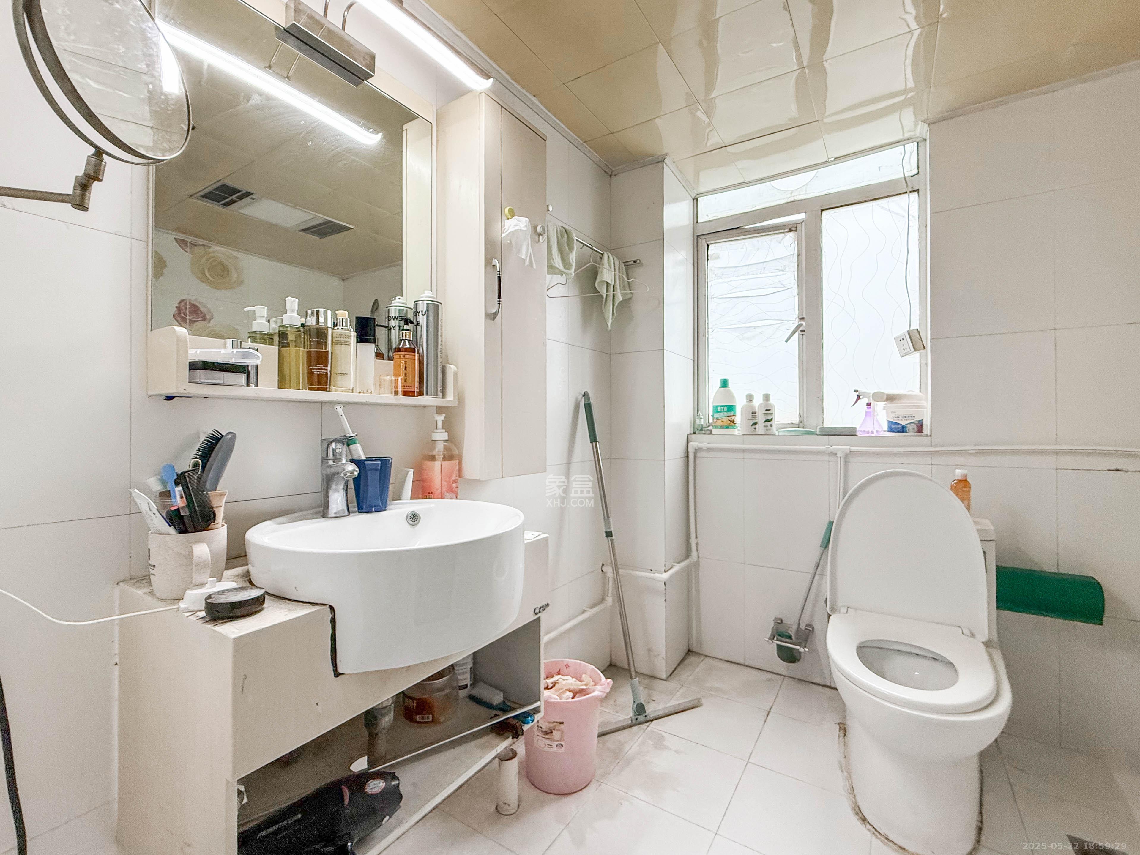 湘麓国际 4室2厅2卫 130.0万 湘麓国际 4室2厅2卫 130.0万卫生间