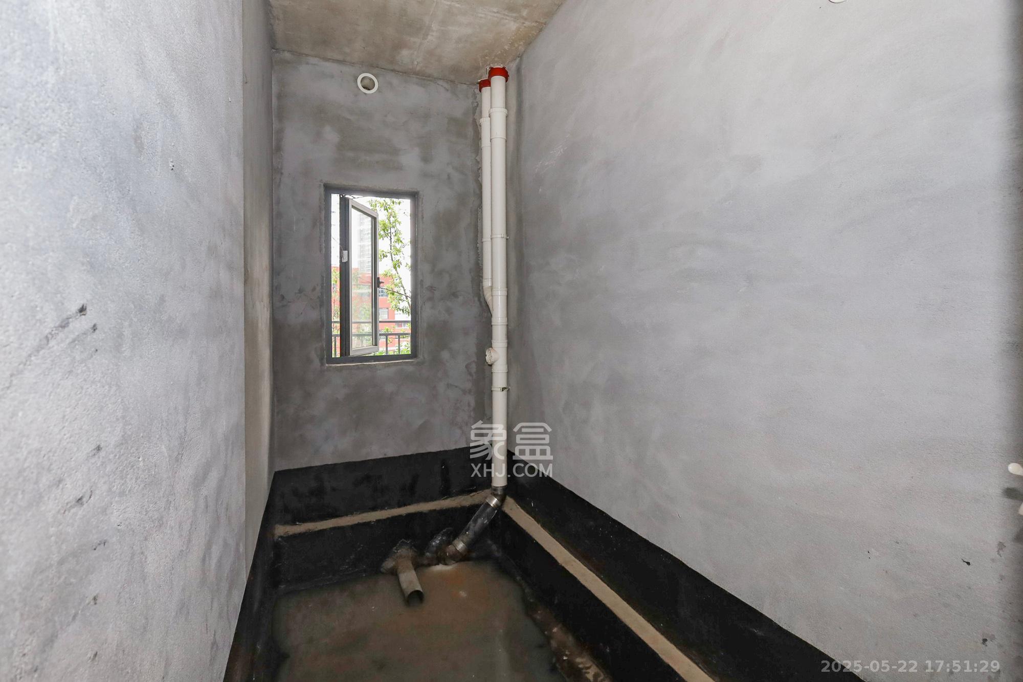 轨道中建麓江府  4室2厅2卫   185.00万卫生间