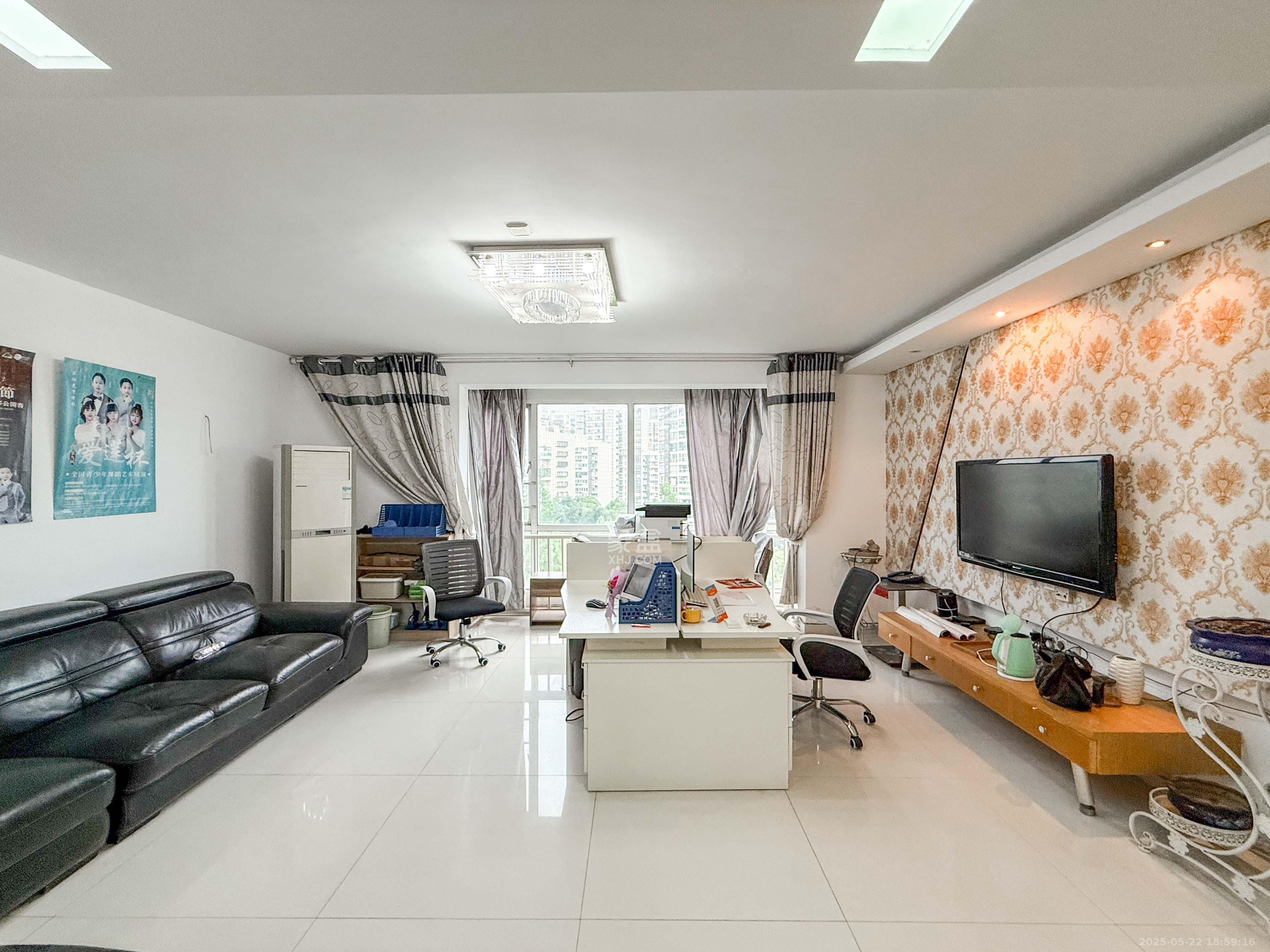 湘麓国际 4室2厅2卫 130.0万 湘麓国际 4室2厅2卫 130.0万客厅