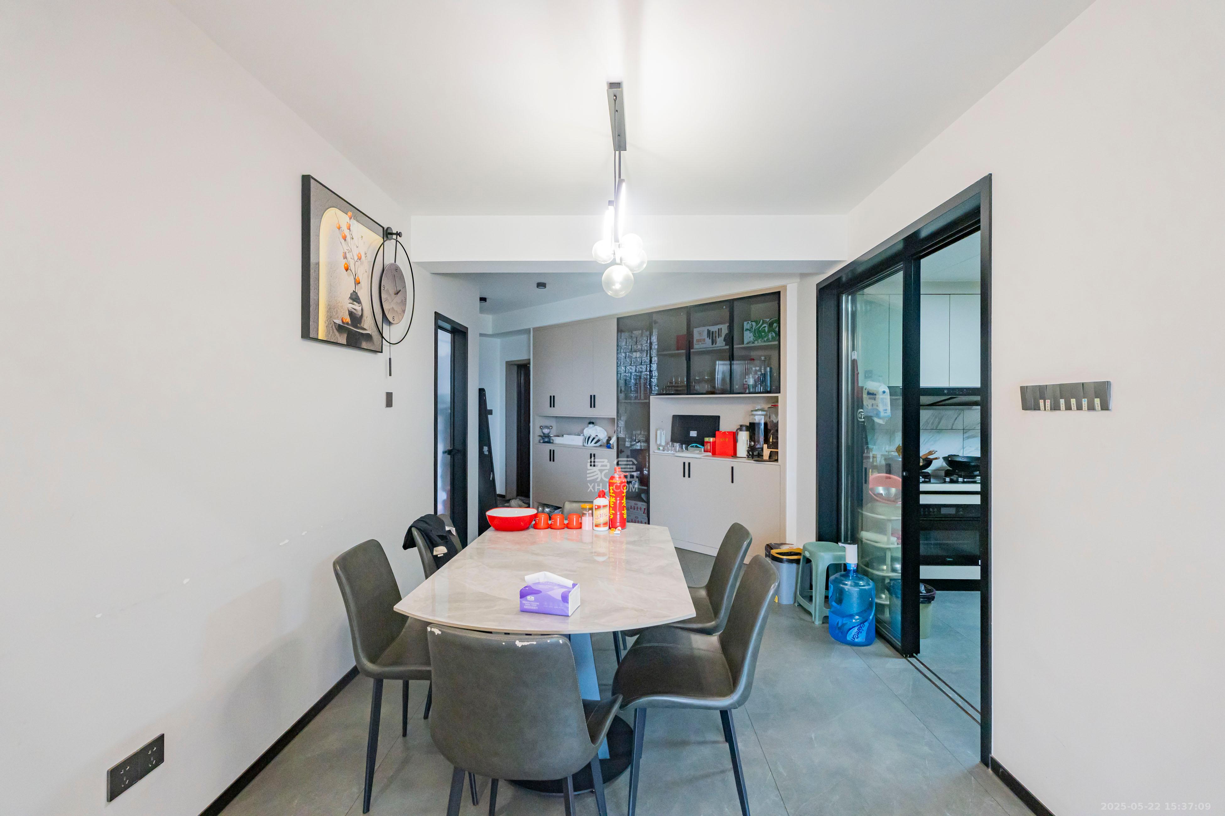 藏珑湖上国际花园  3室2厅1卫    208.0万 藏珑湖上国际花园  3室2厅1卫    208.0万客厅