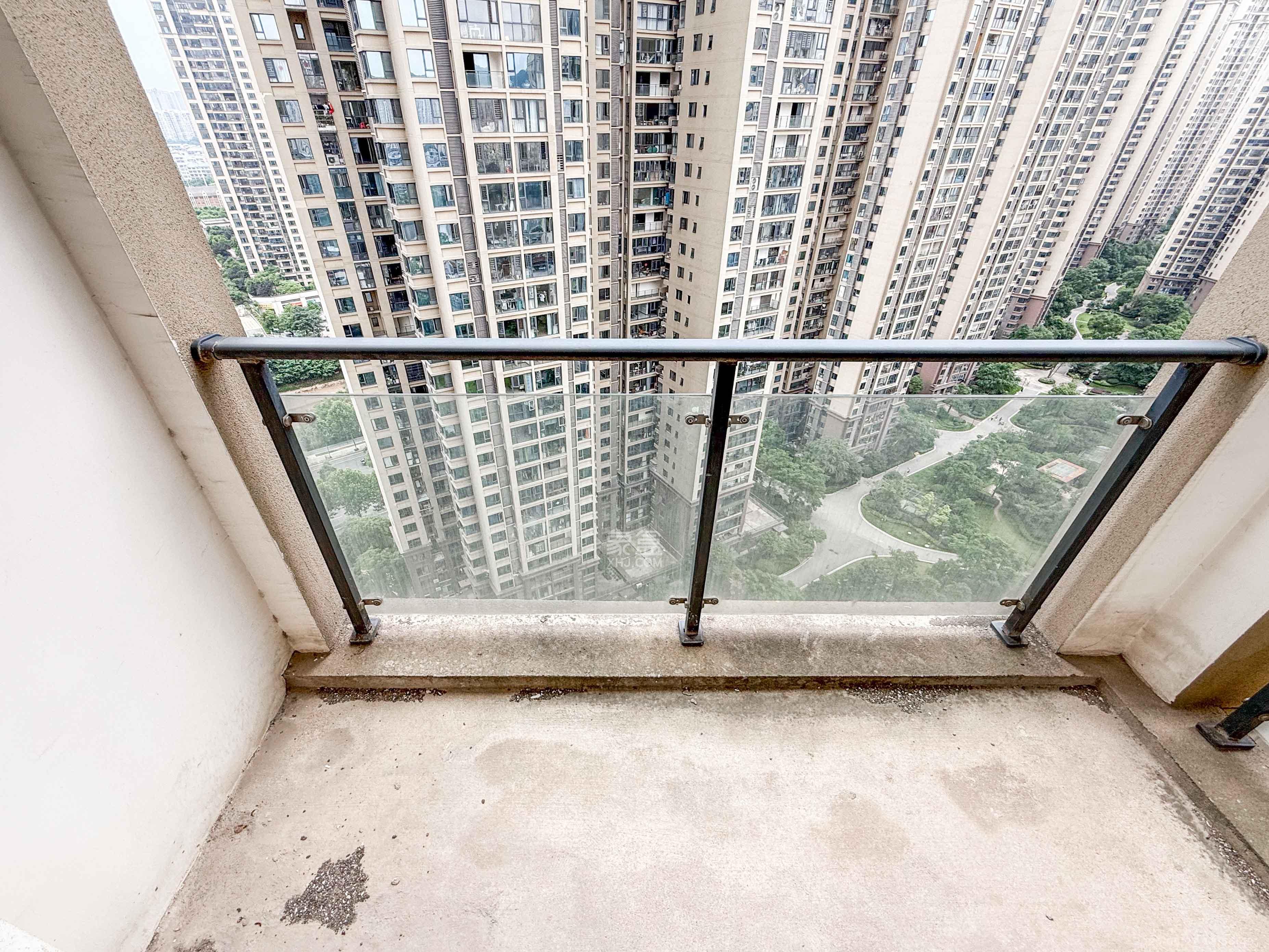 中建梅溪湖中心  4室2厅2卫   200.00万阳台