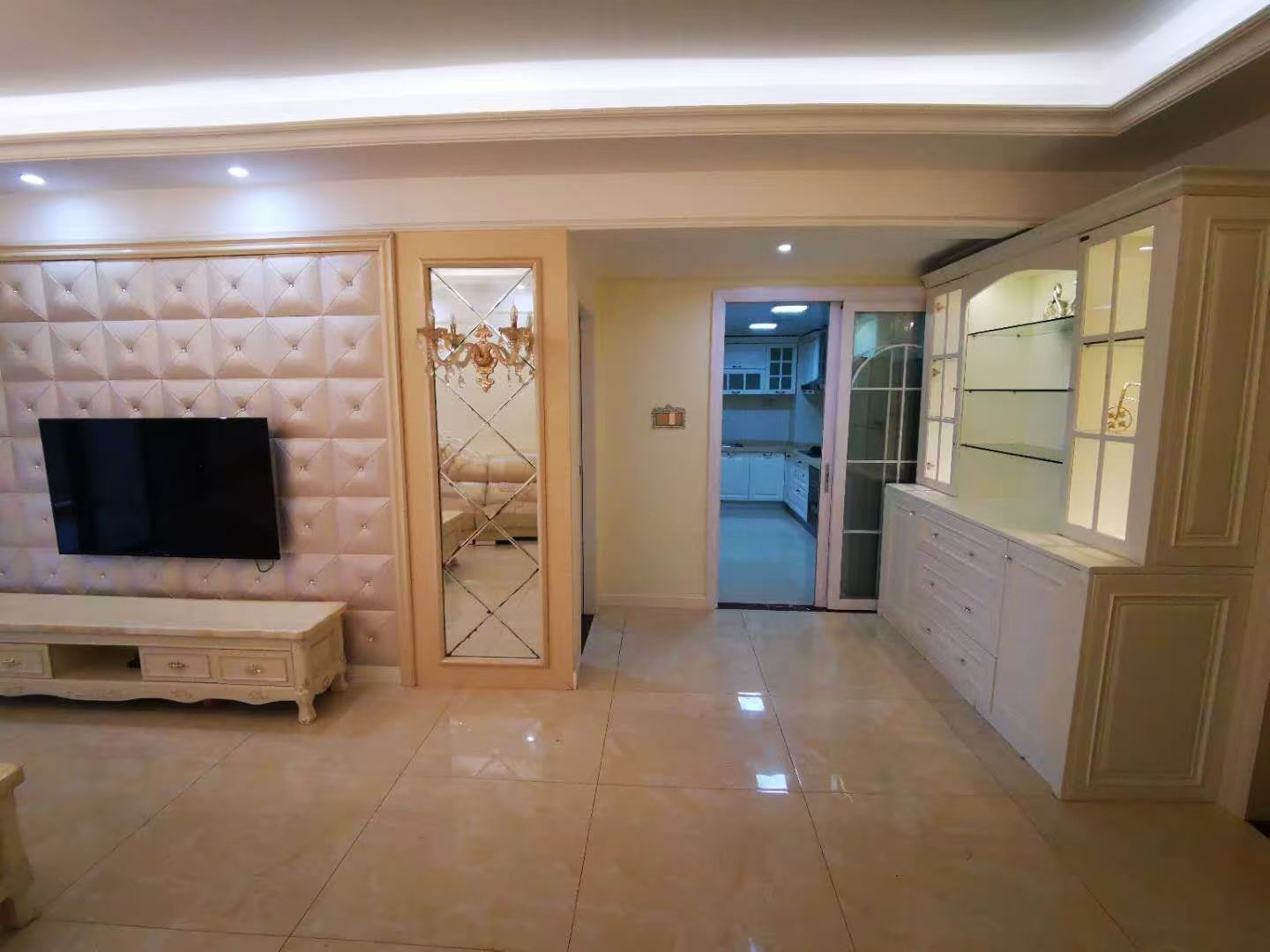 滨江海岸一期 3室2厅2卫 225.0万 滨江海岸一期 3室2厅2卫 225.0万客厅