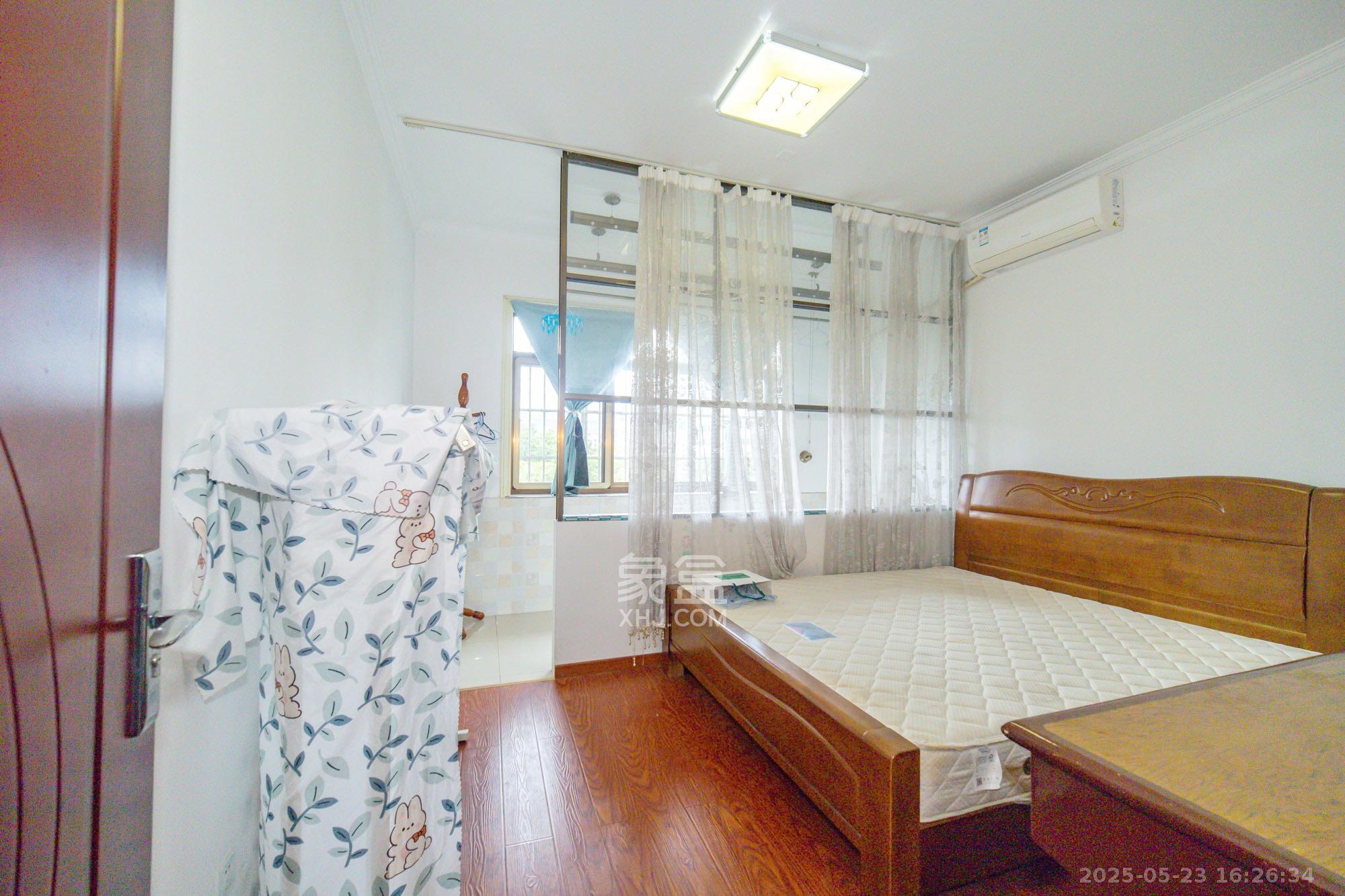 星沙三区 6室2厅2卫 131.8万 星沙三区 6室2厅2卫 131.8万卧室