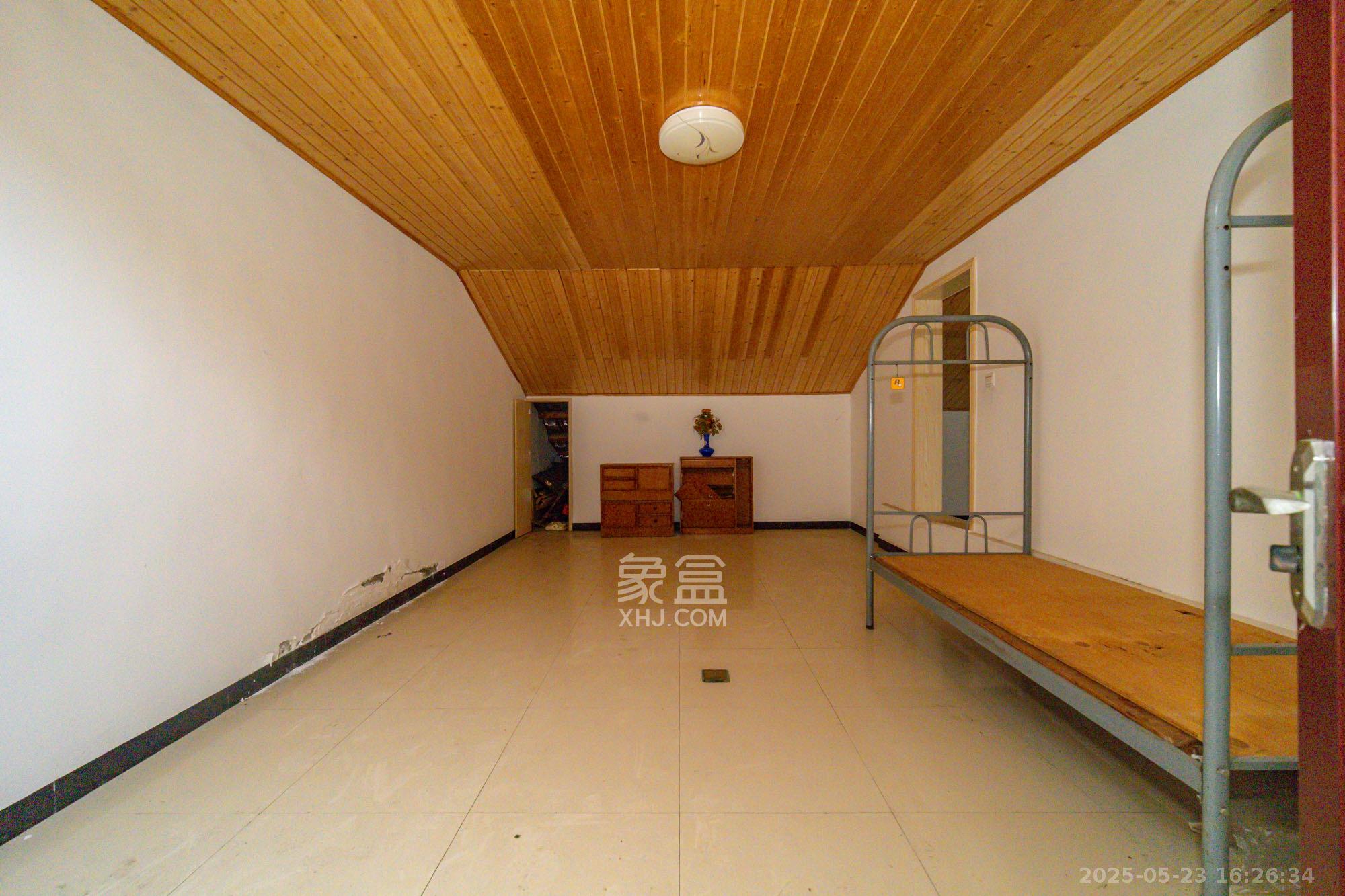 星沙三区 6室2厅2卫 131.8万 星沙三区 6室2厅2卫 131.8万卧室