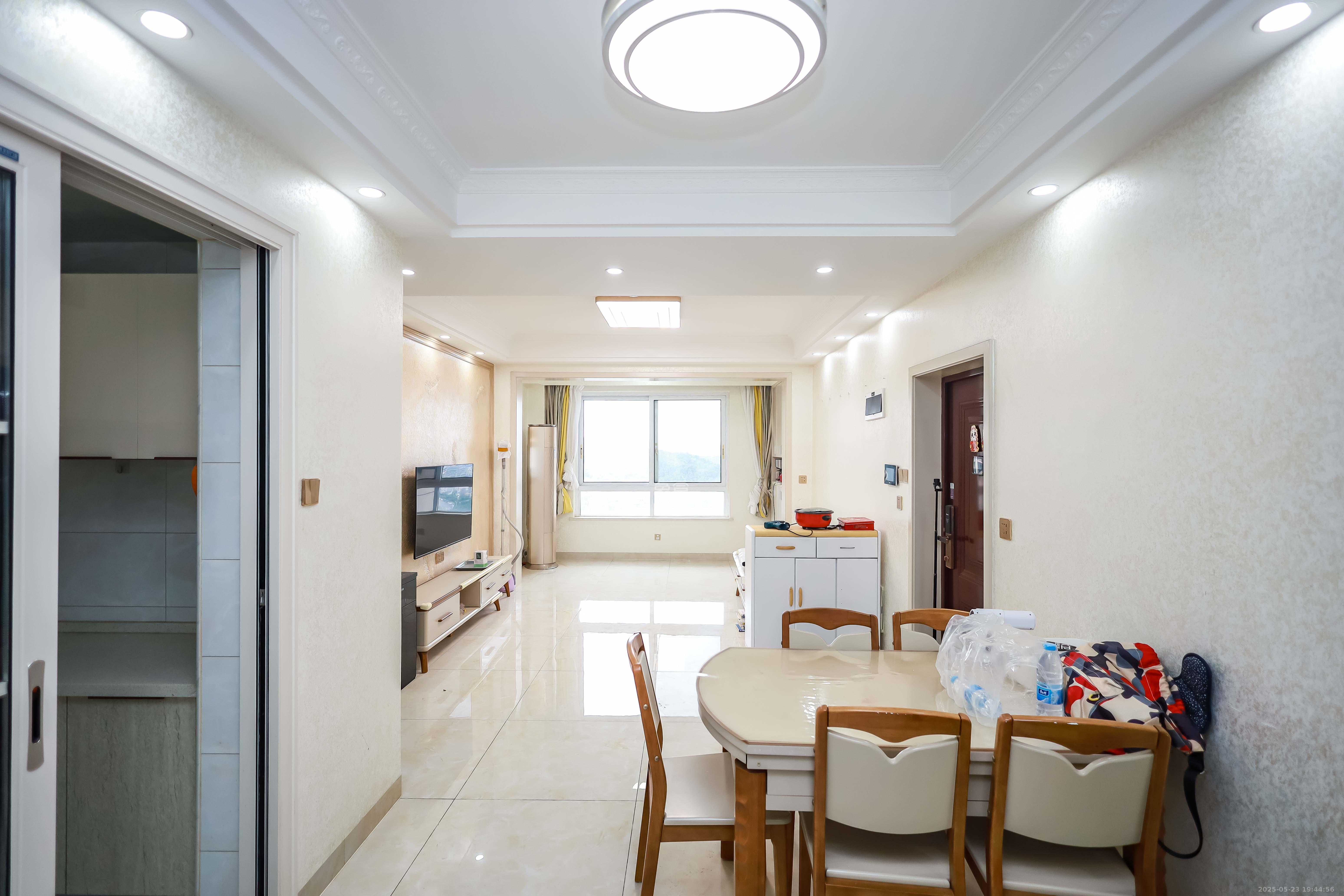 金鹰玖珑山 3室2厅1卫 88.8万 金鹰玖珑山 3室2厅1卫 88.8万客厅