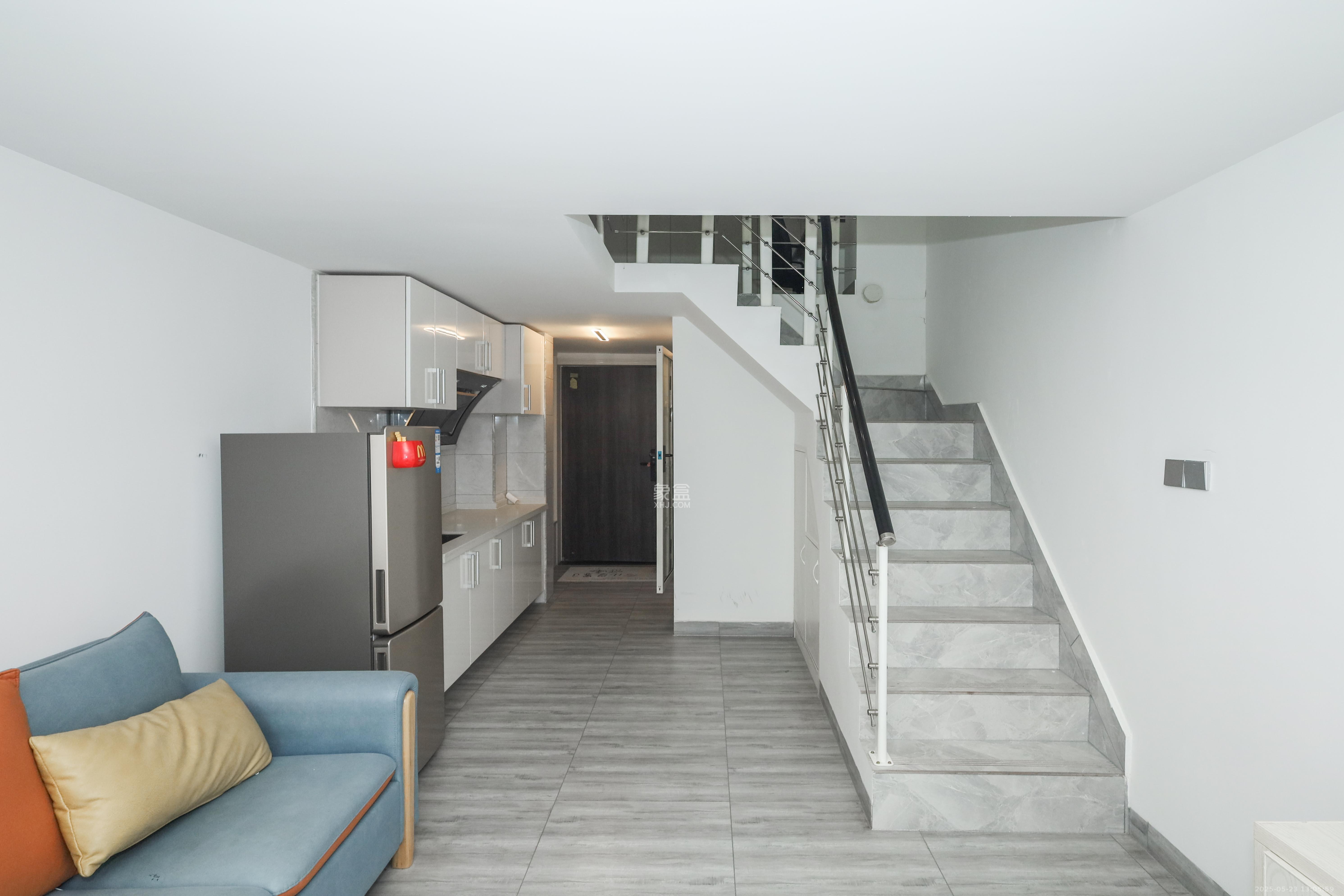 龙湖湘江星座(祺鑫星座公寓)  1室1厅1卫    55.0万 龙湖湘江星座(祺鑫星座公寓)  1室1厅1卫    55.0万客厅