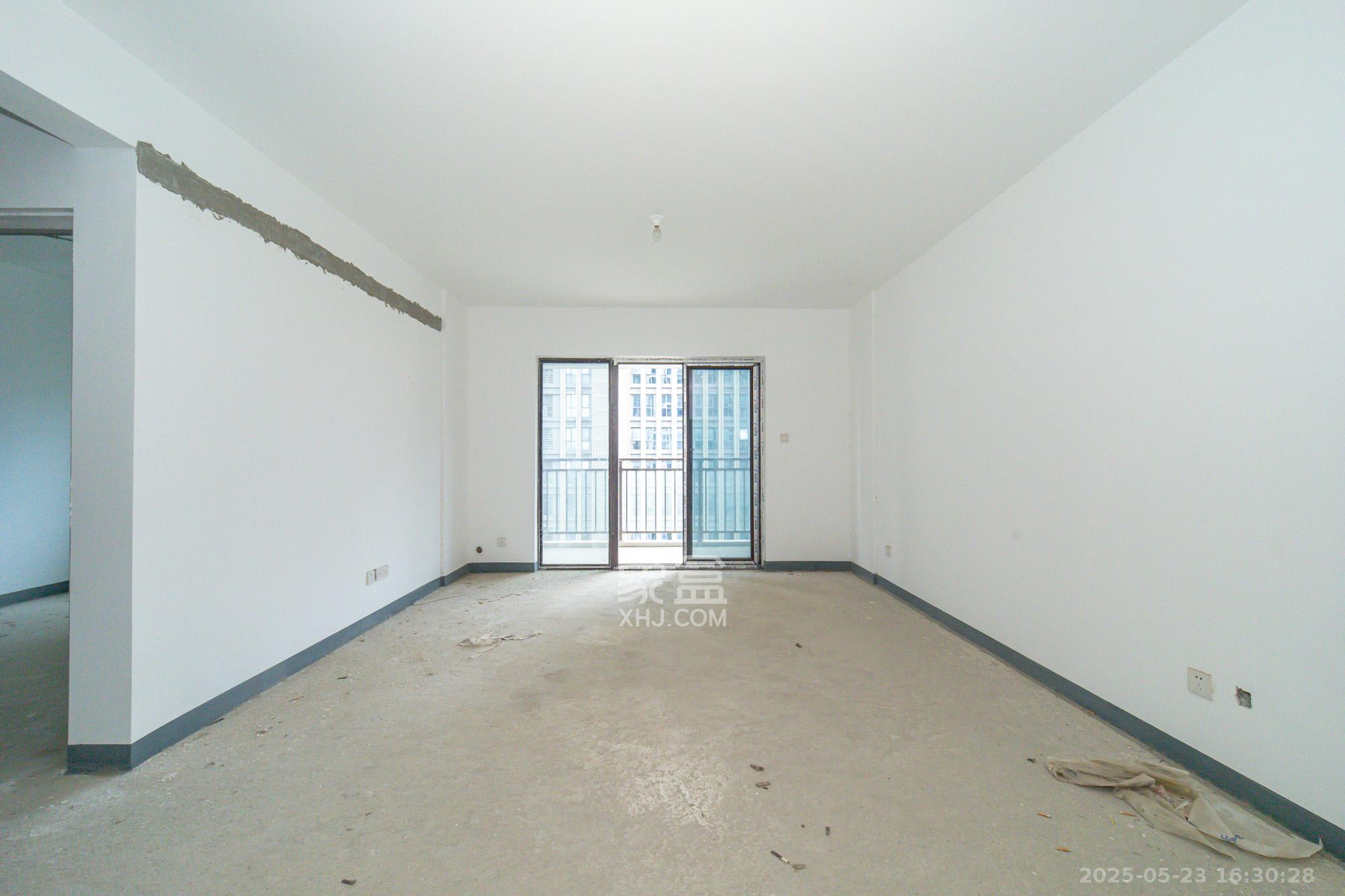 新长海广场 4室2厅2卫 114.0万 新长海广场 4室2厅2卫 114.0万客厅