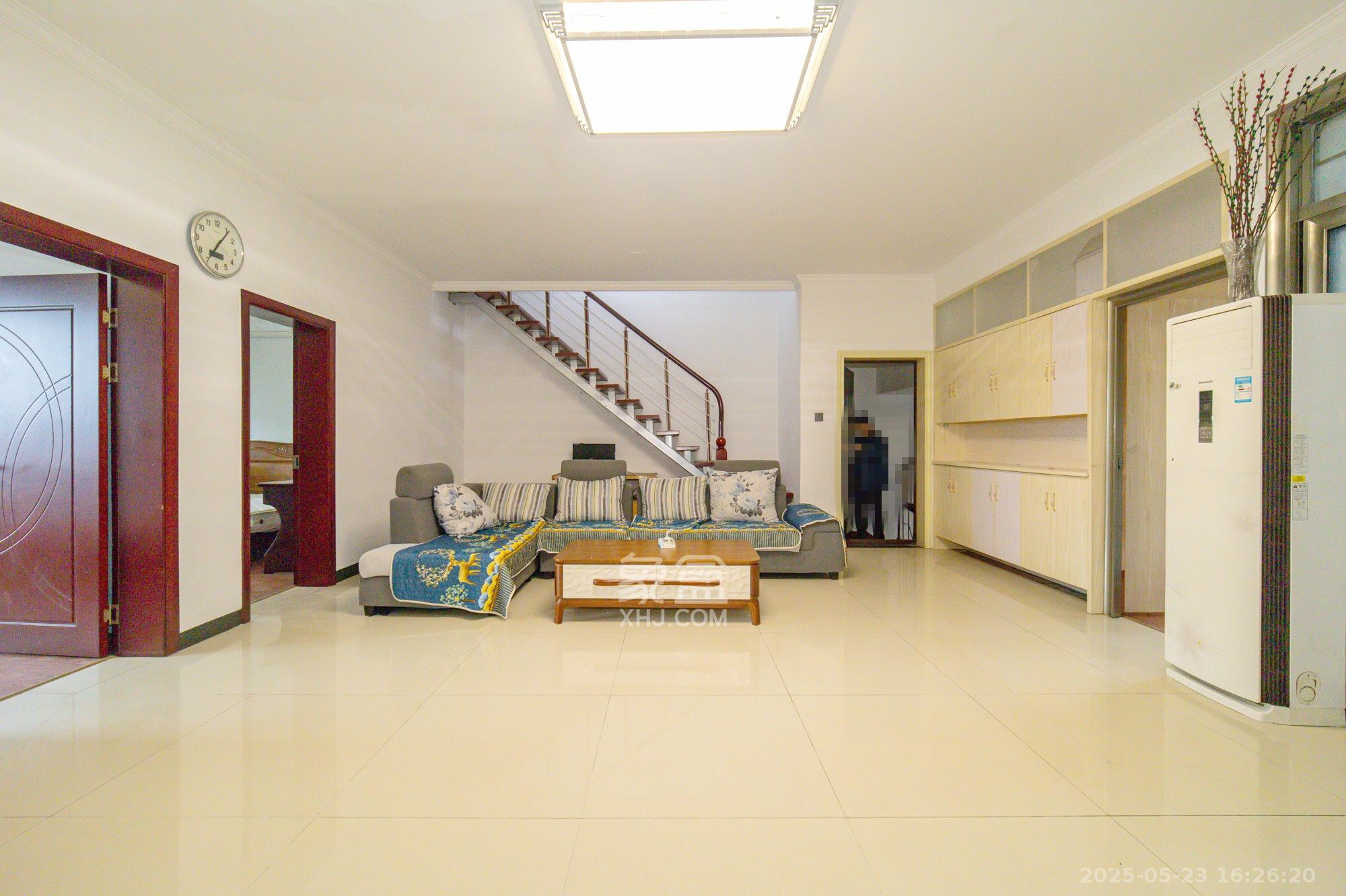 星沙三区 3室3厅2卫 74.46万 星沙三区 3室3厅2卫 74.46万客厅