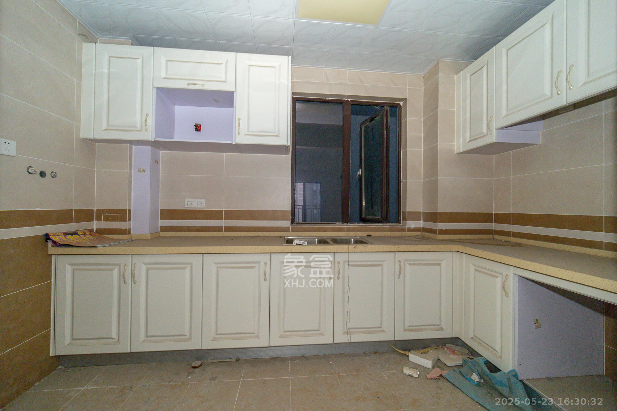 新长海广场 4室2厅2卫 114.0万 新长海广场 4室2厅2卫 114.0万厨房