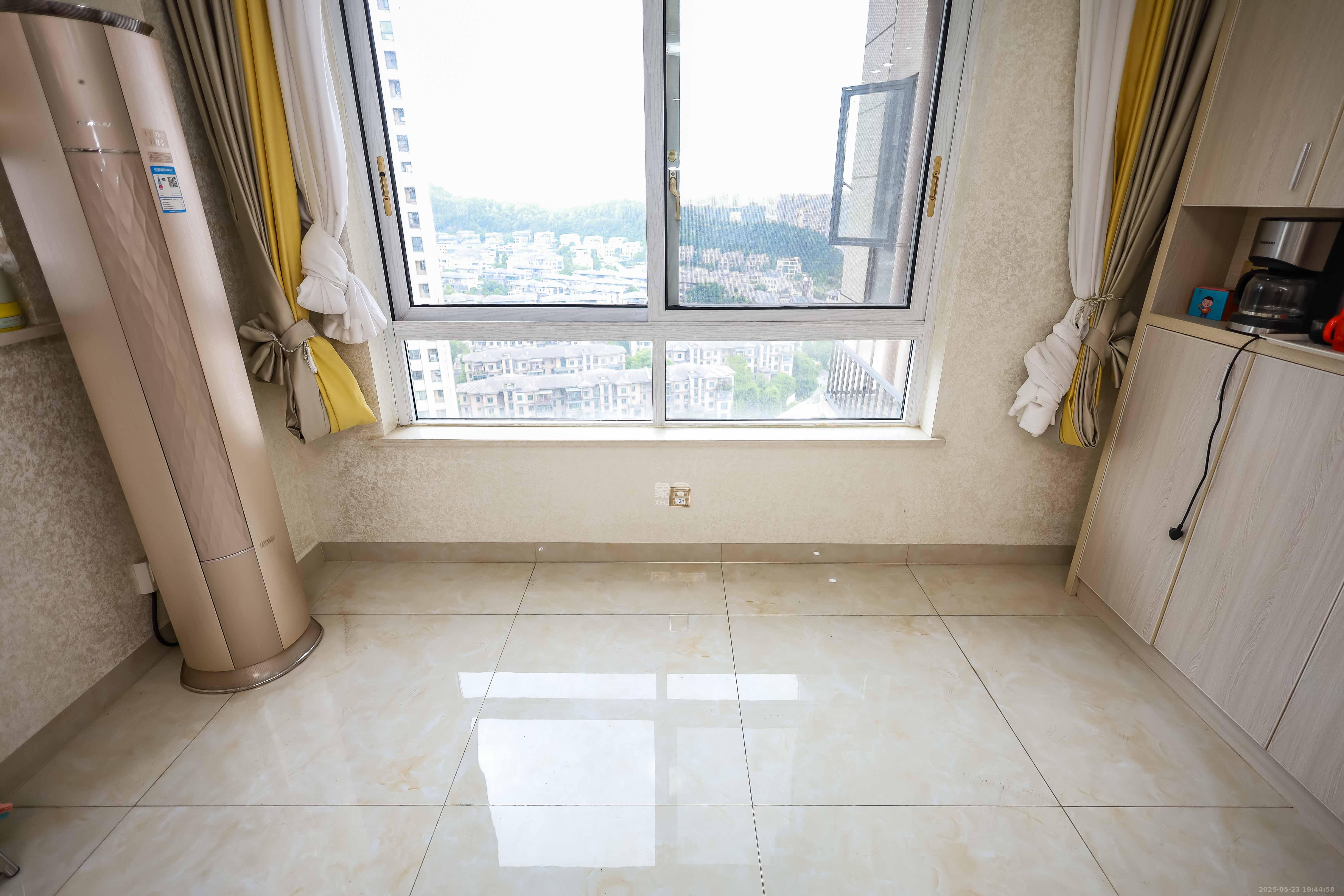 金鹰玖珑山 3室2厅1卫 88.8万 金鹰玖珑山 3室2厅1卫 88.8万阳台