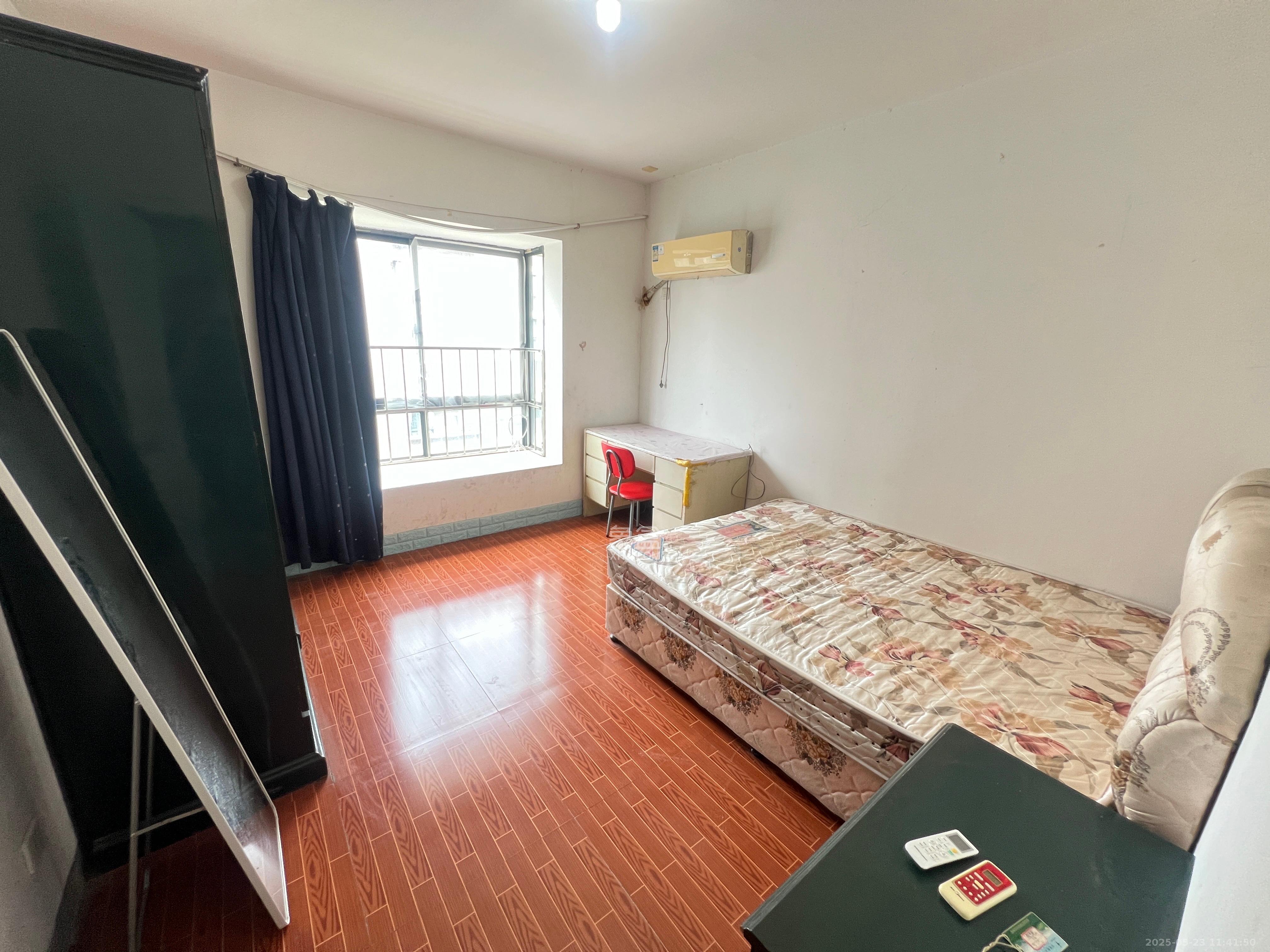 城市森林  2室2厅1卫    2000.0元/月 城市森林  2室2厅1卫    2000.0元/月室内图