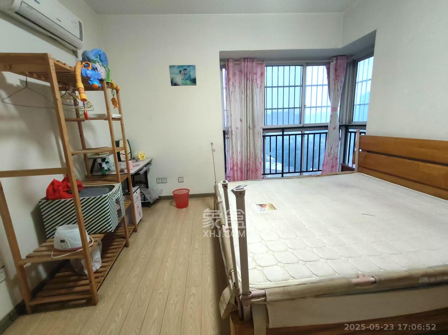幸福洋房  4室2厅2卫   2100.00元/月室内图