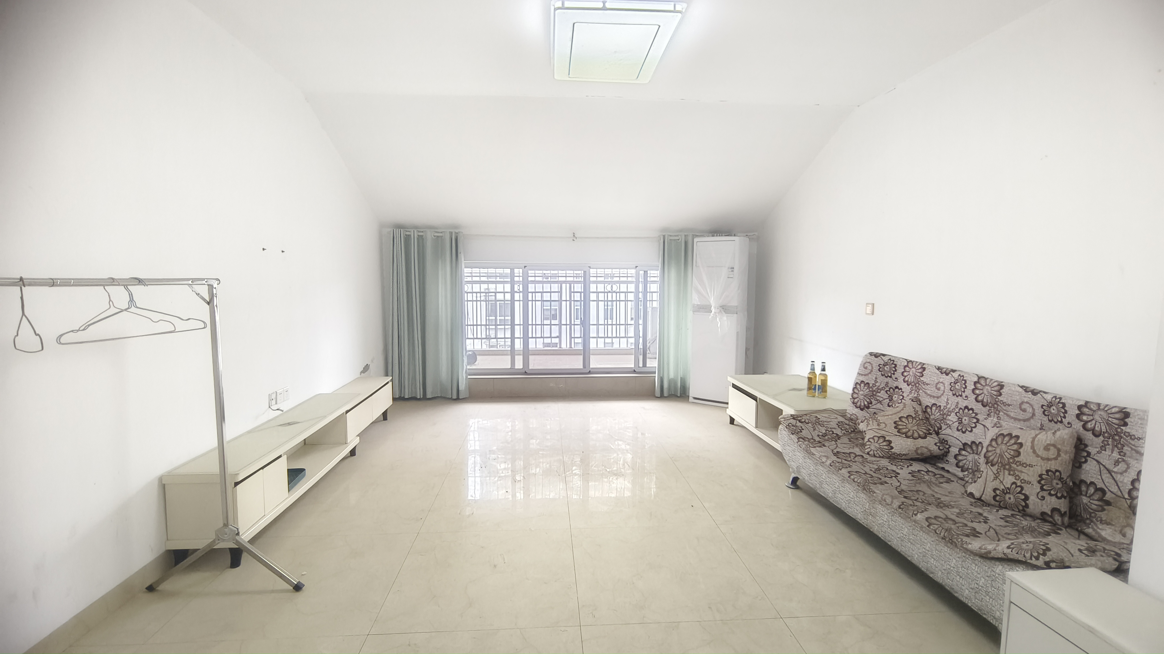 卧龙港  3室2厅1卫   1500.00元/月室内图1