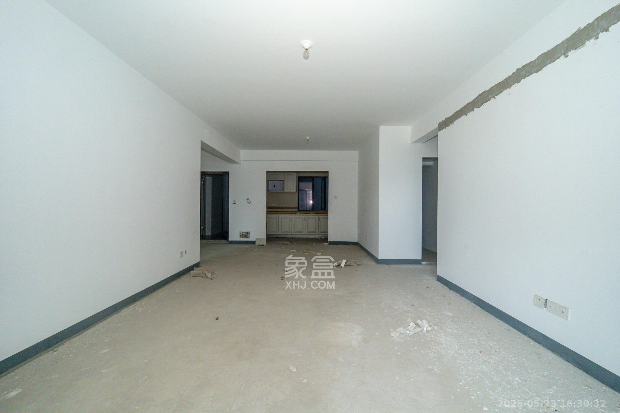 新长海广场 4室2厅2卫 114.0万 新长海广场 4室2厅2卫 114.0万客厅