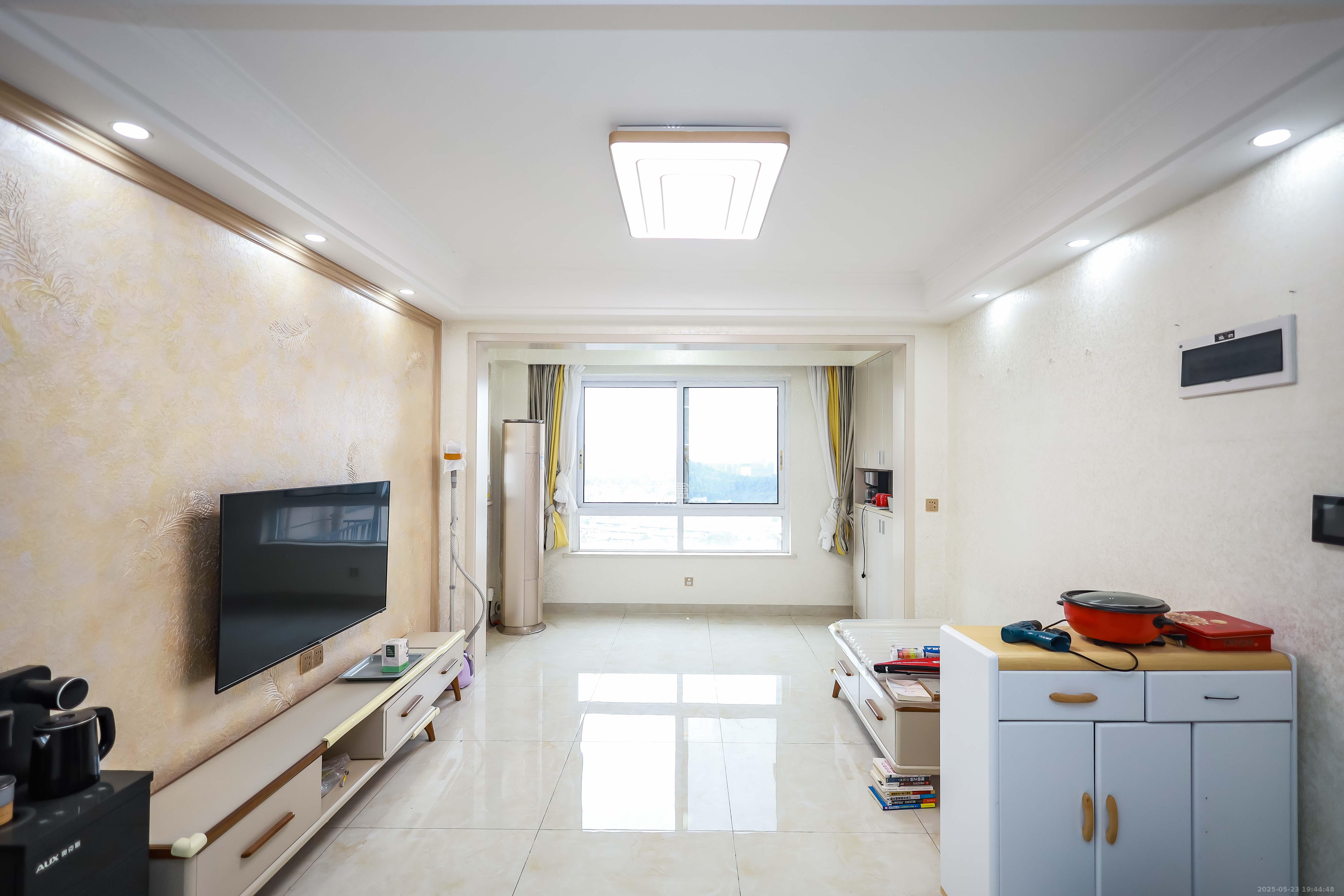 金鹰玖珑山 3室2厅1卫 88.8万 金鹰玖珑山 3室2厅1卫 88.8万客厅