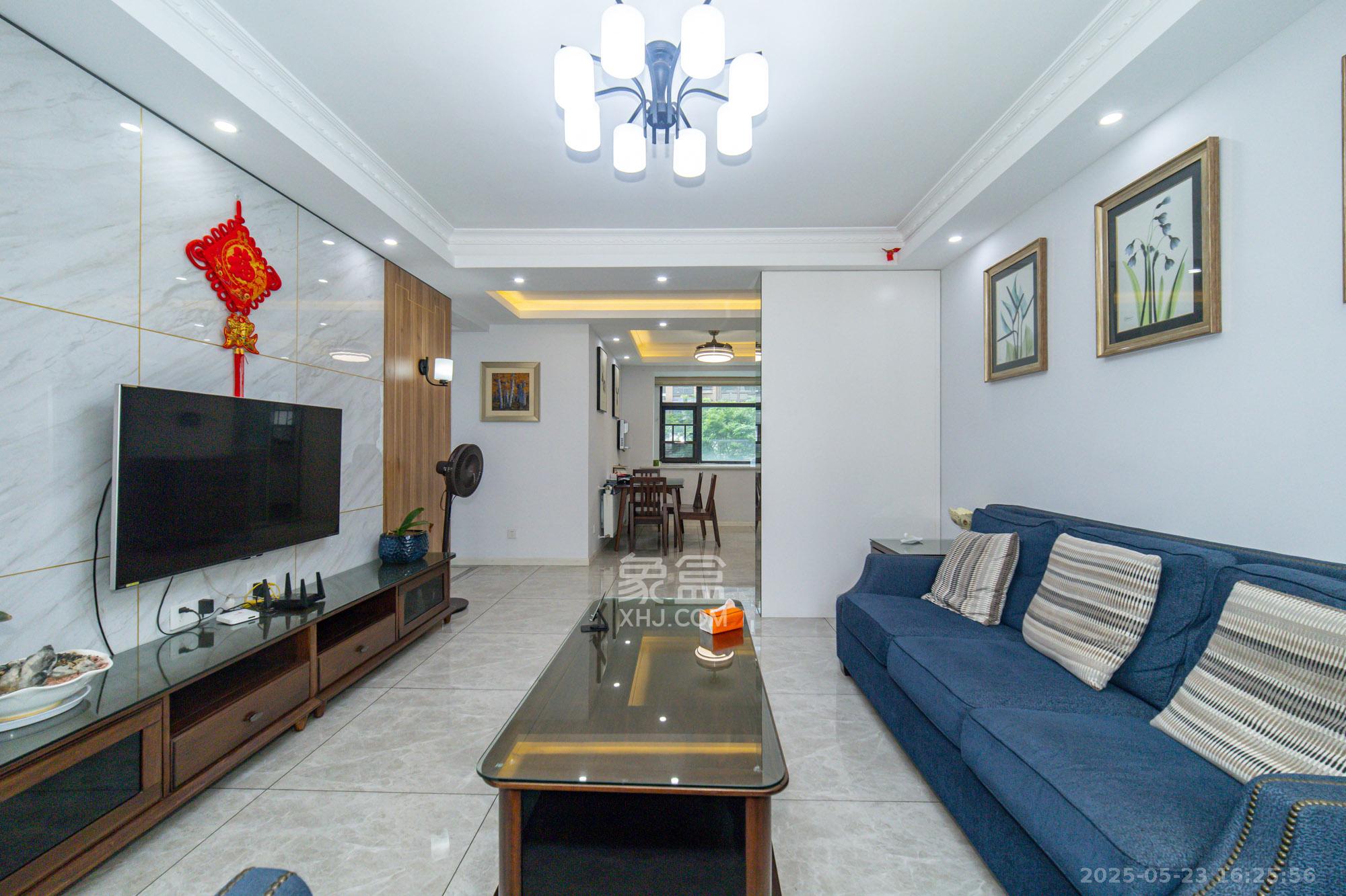 未来漫城 4室2厅1卫 98.0万 未来漫城 4室2厅1卫 98.0万客厅