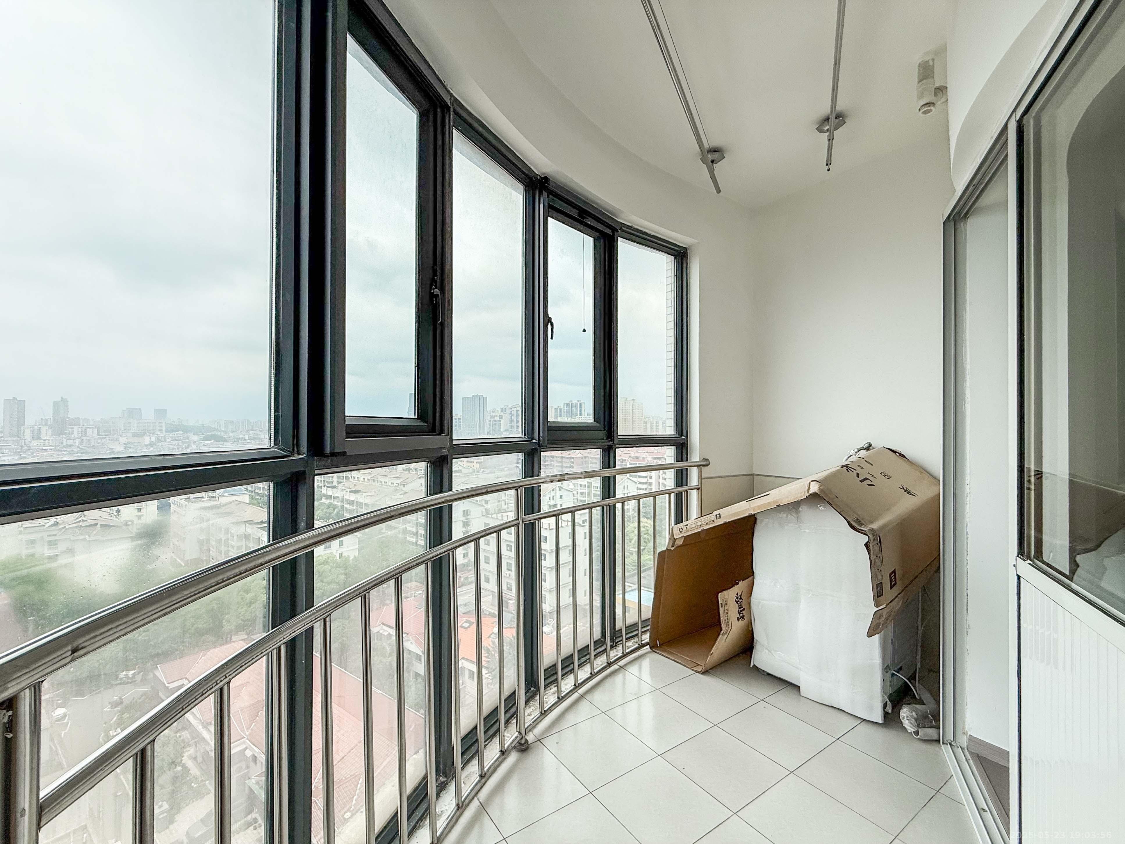 海林馨香雅苑 2室2厅1卫 72.0万 海林馨香雅苑 2室2厅1卫 72.0万阳台